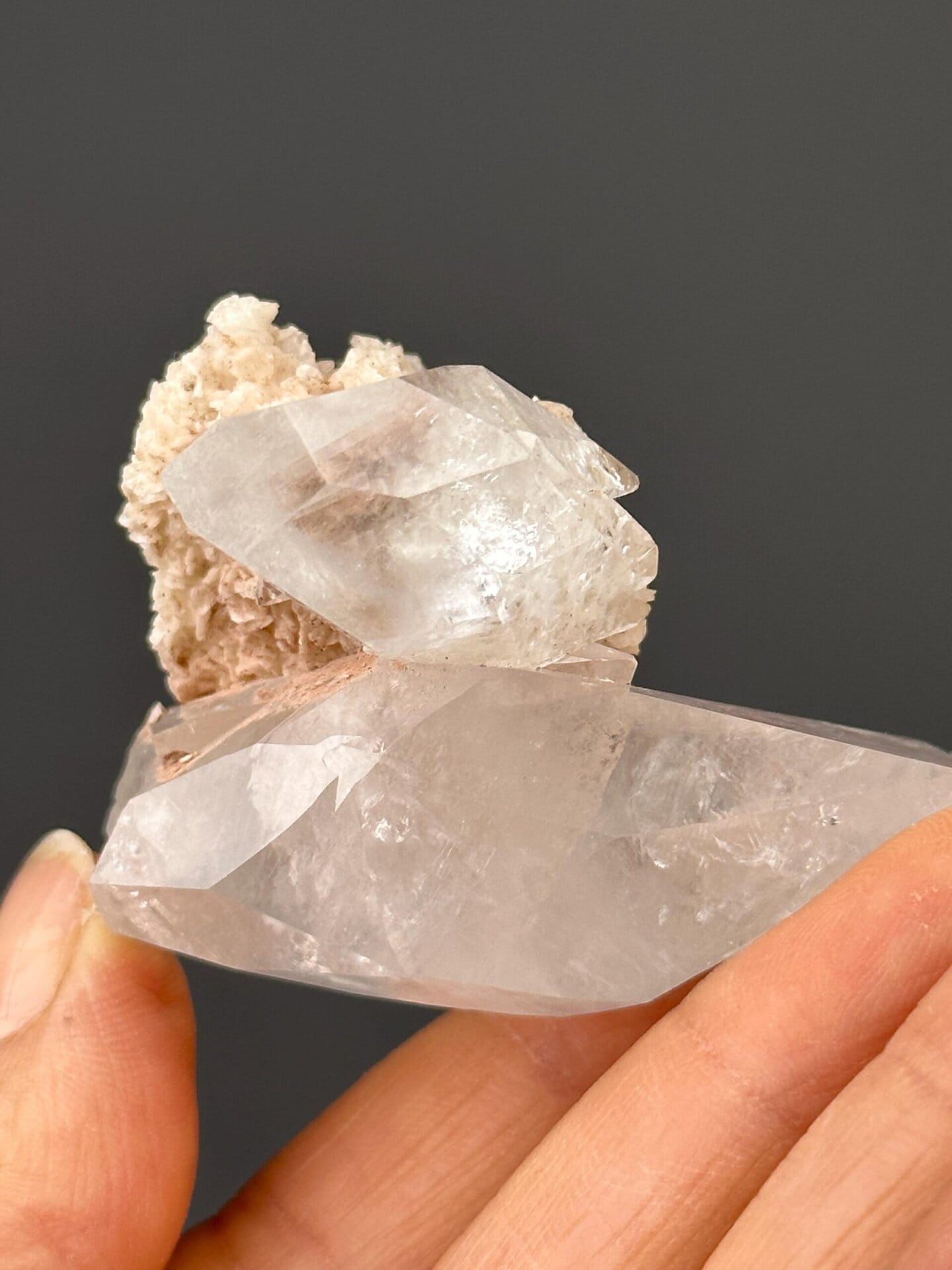 UV-reactive twin calcite with dolomite from Hunan, China