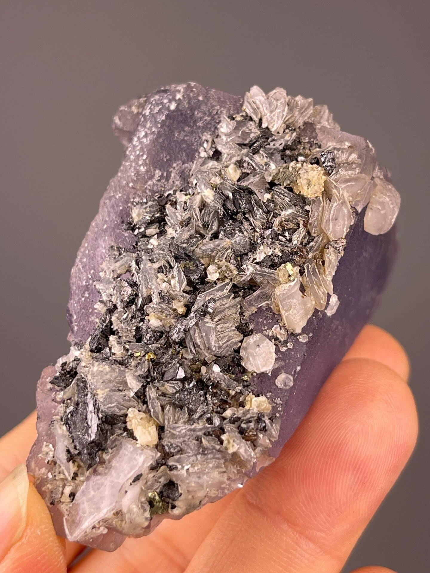 Scale view of 2.7x1.3x1.7 in fluorite calcite specimen