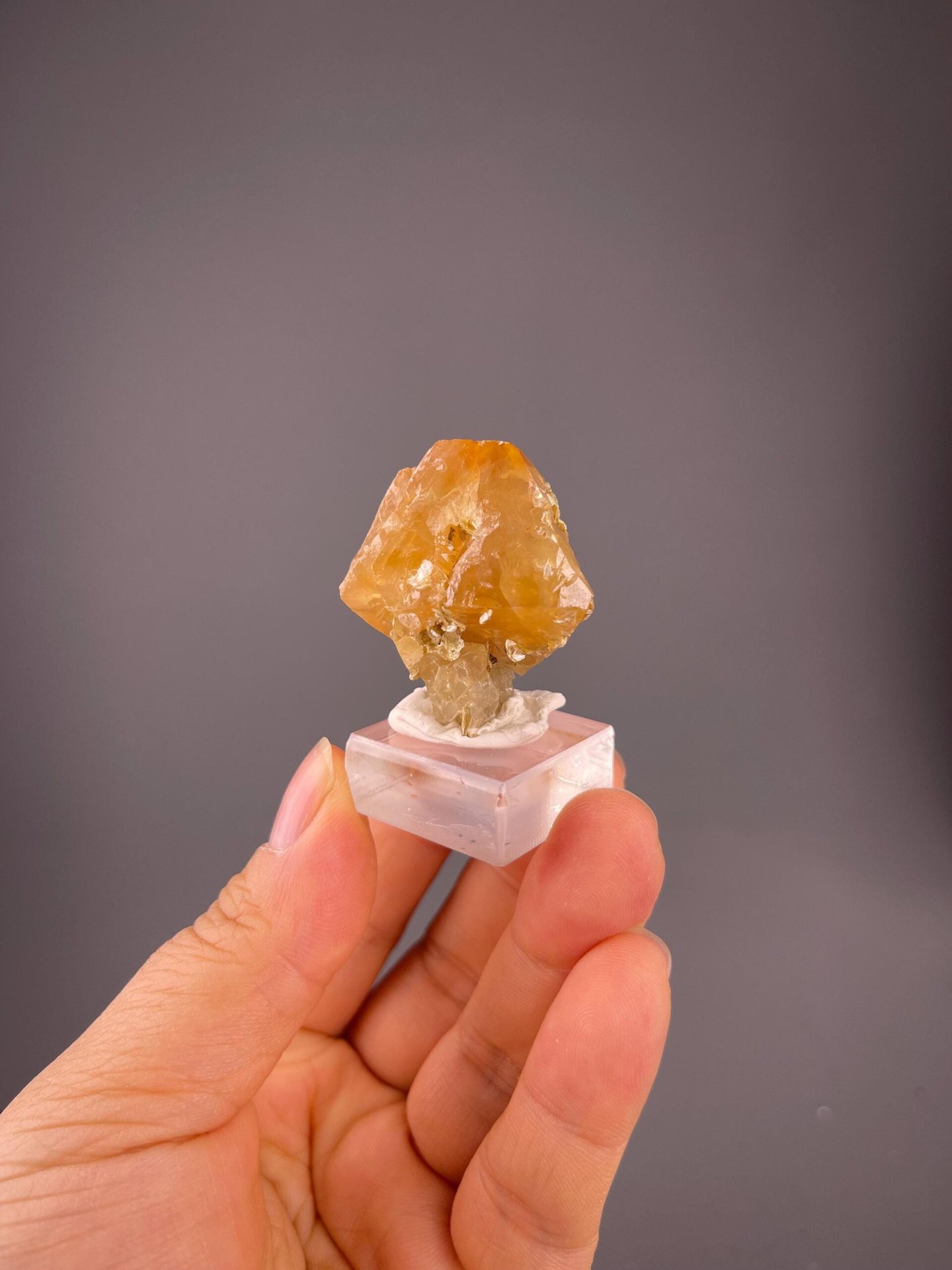 Adamantine luster of scheelite against silver mica base