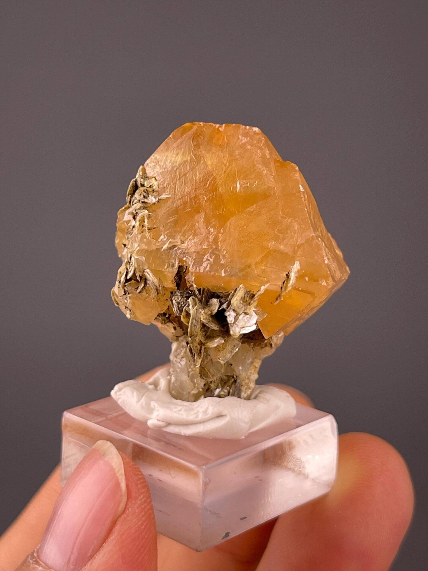 Scale view of 1.4x1.0x1.4 in scheelite mica specimen