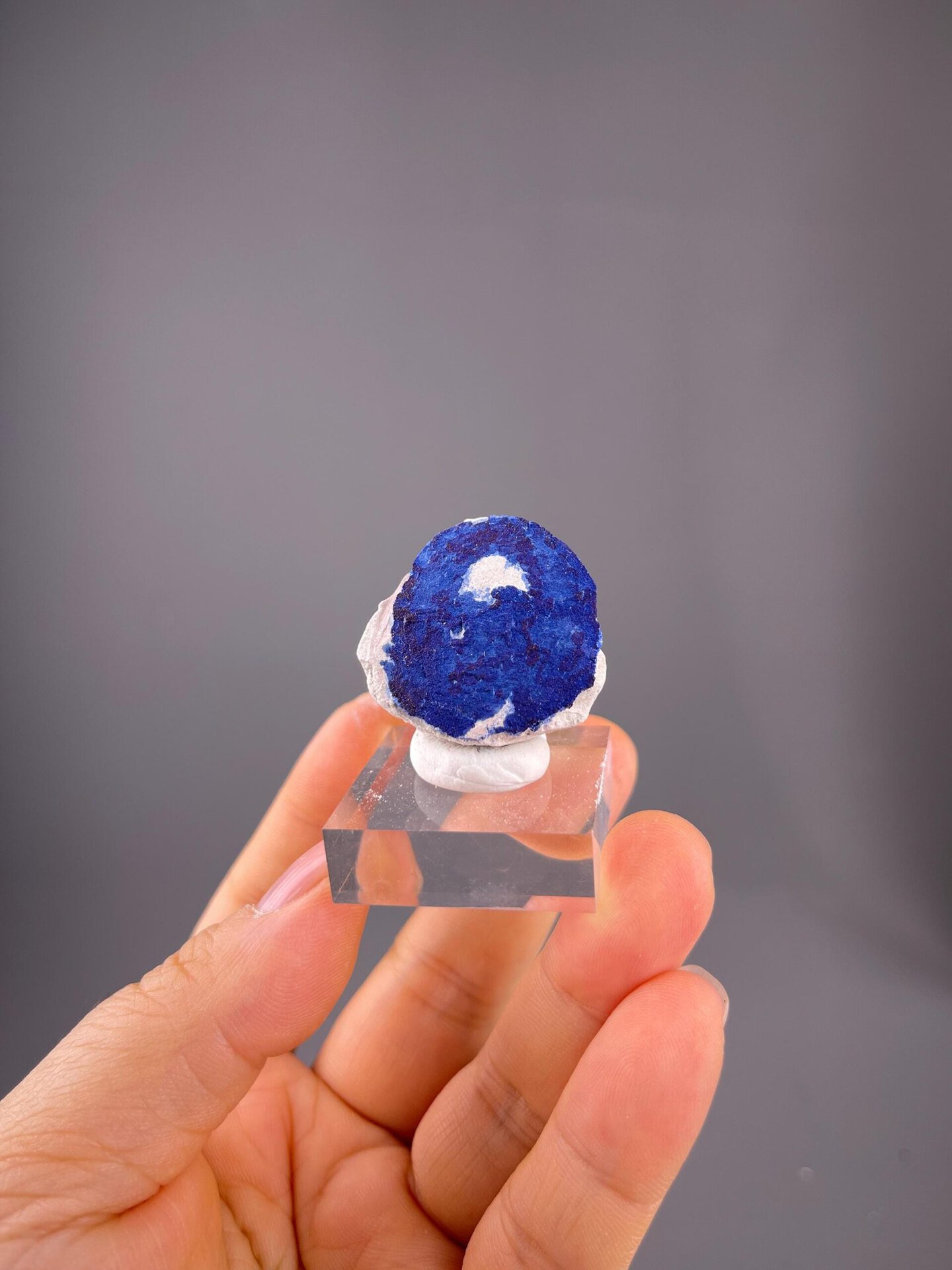 Cu₃(CO₃)₂(OH)₂ monoclinic azurite in disc-like sunburst formation