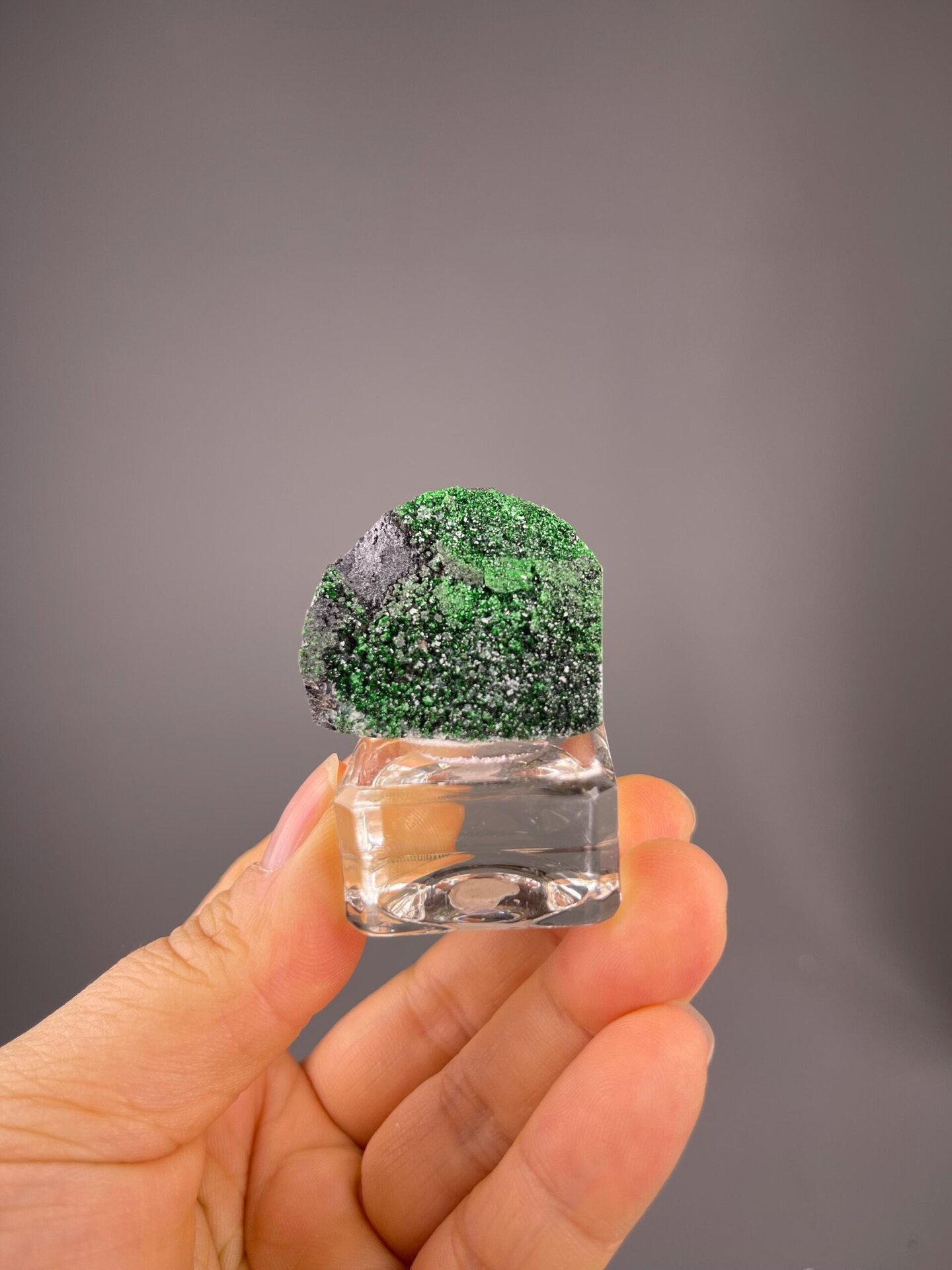 Ca₃Al₂(SiO₄)₃ isometric grossular garnet with bright green color