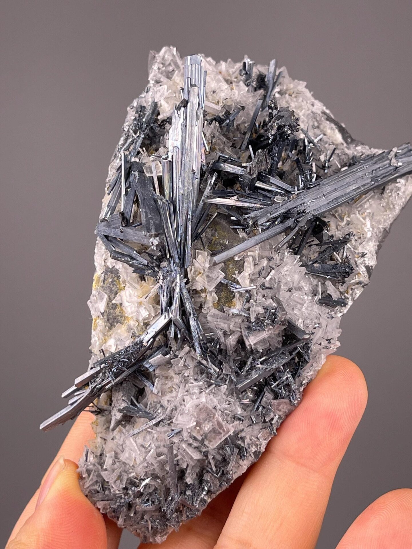 Sb₂S₃ orthorhombic stibnite with BaSO₄ barite blade association