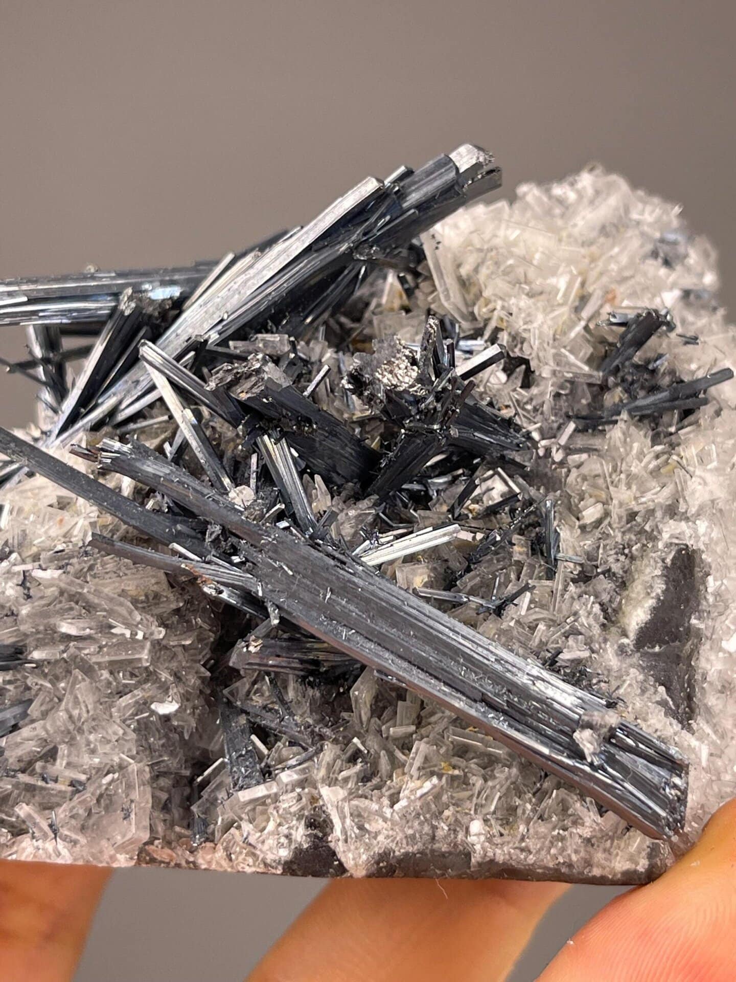 Lengshuijiang stibnite with barite, 10.23 oz, metallic luster