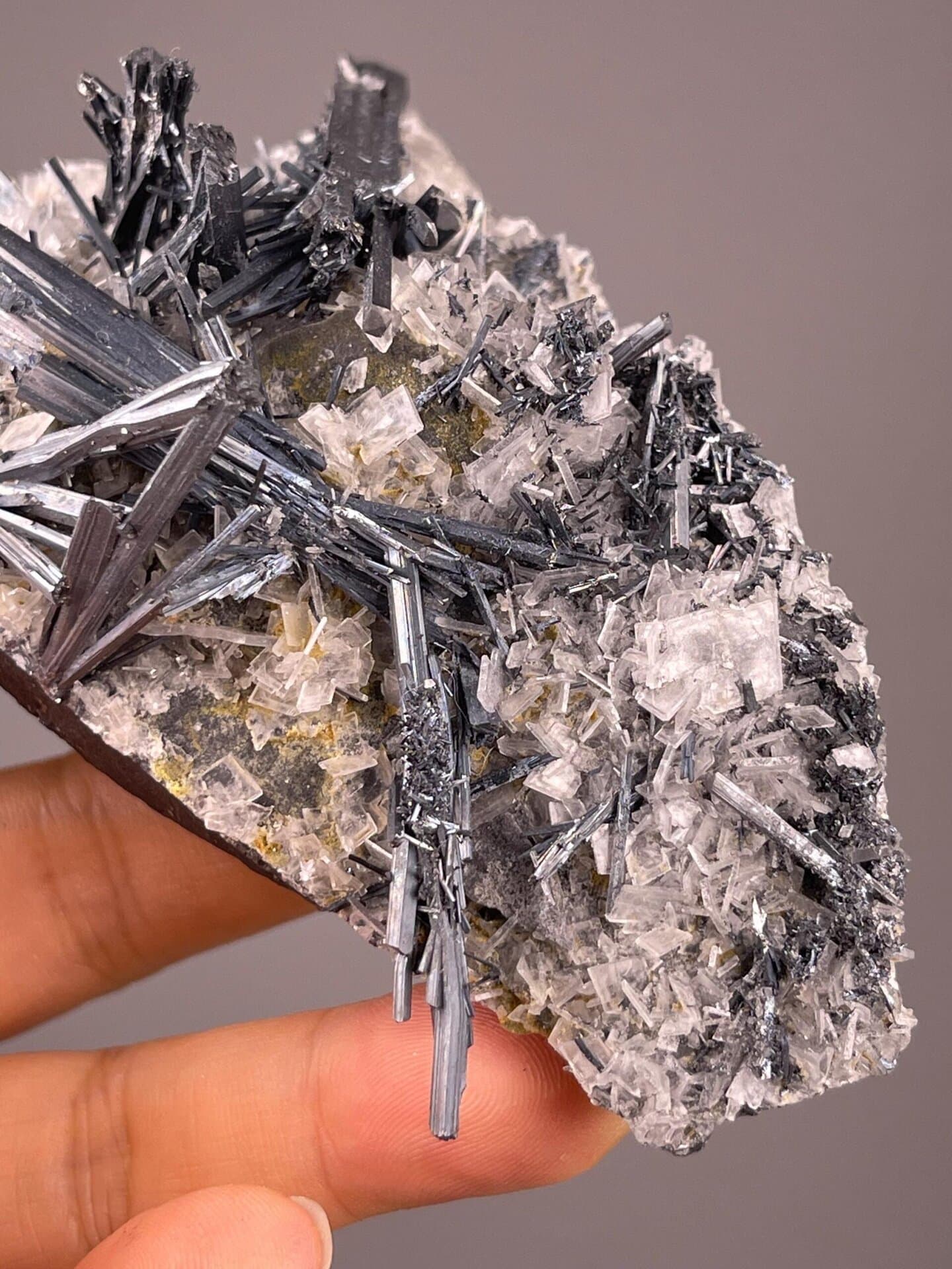 Antimony sulfide stibnite intergrown with barite from Hunan