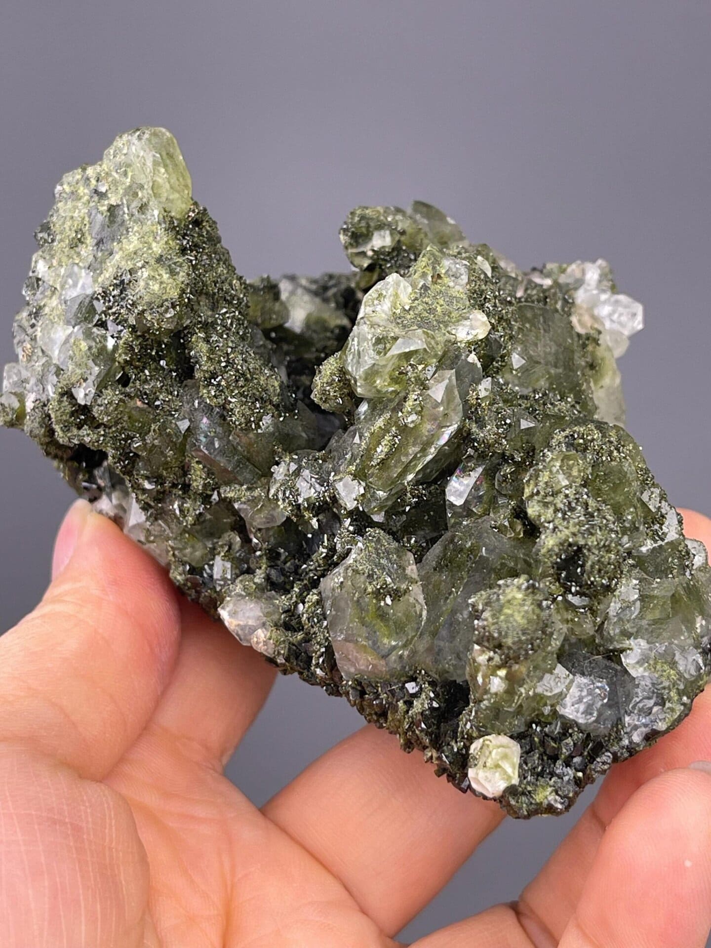 Quartz crystal with phantom defined by green chlorite layer
