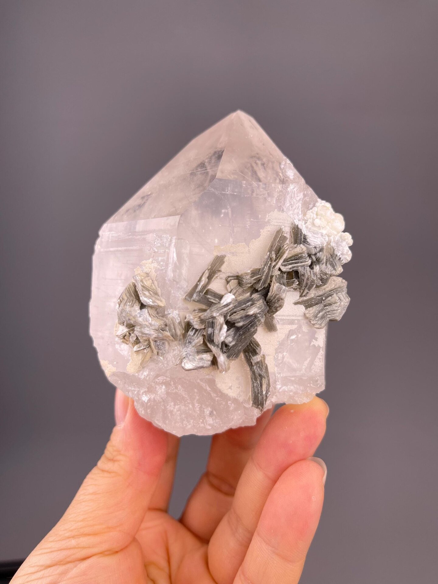 Collector quartz with mica rosette association from skarn locality
