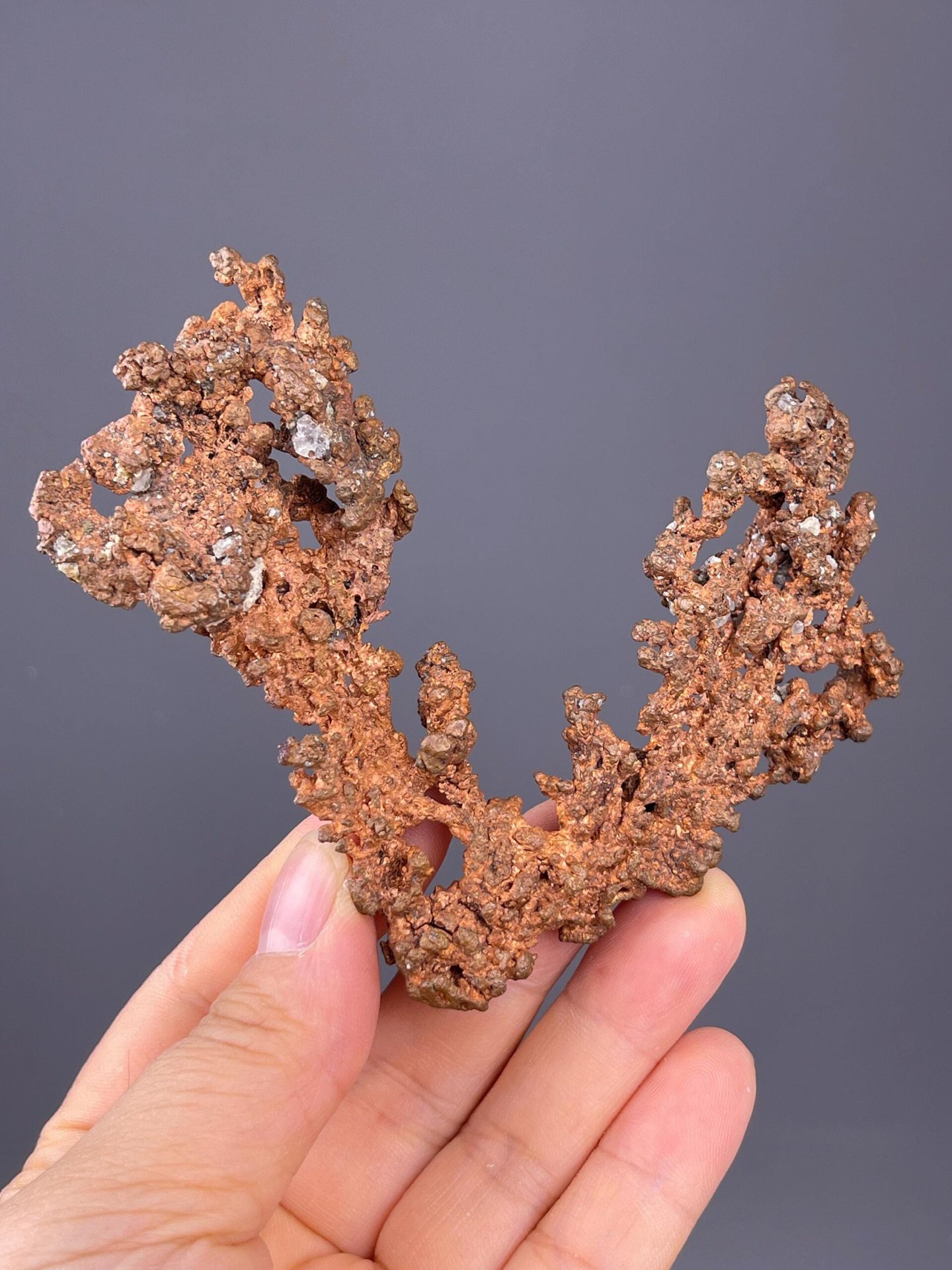 Native copper with characteristic red to oxidized green tones