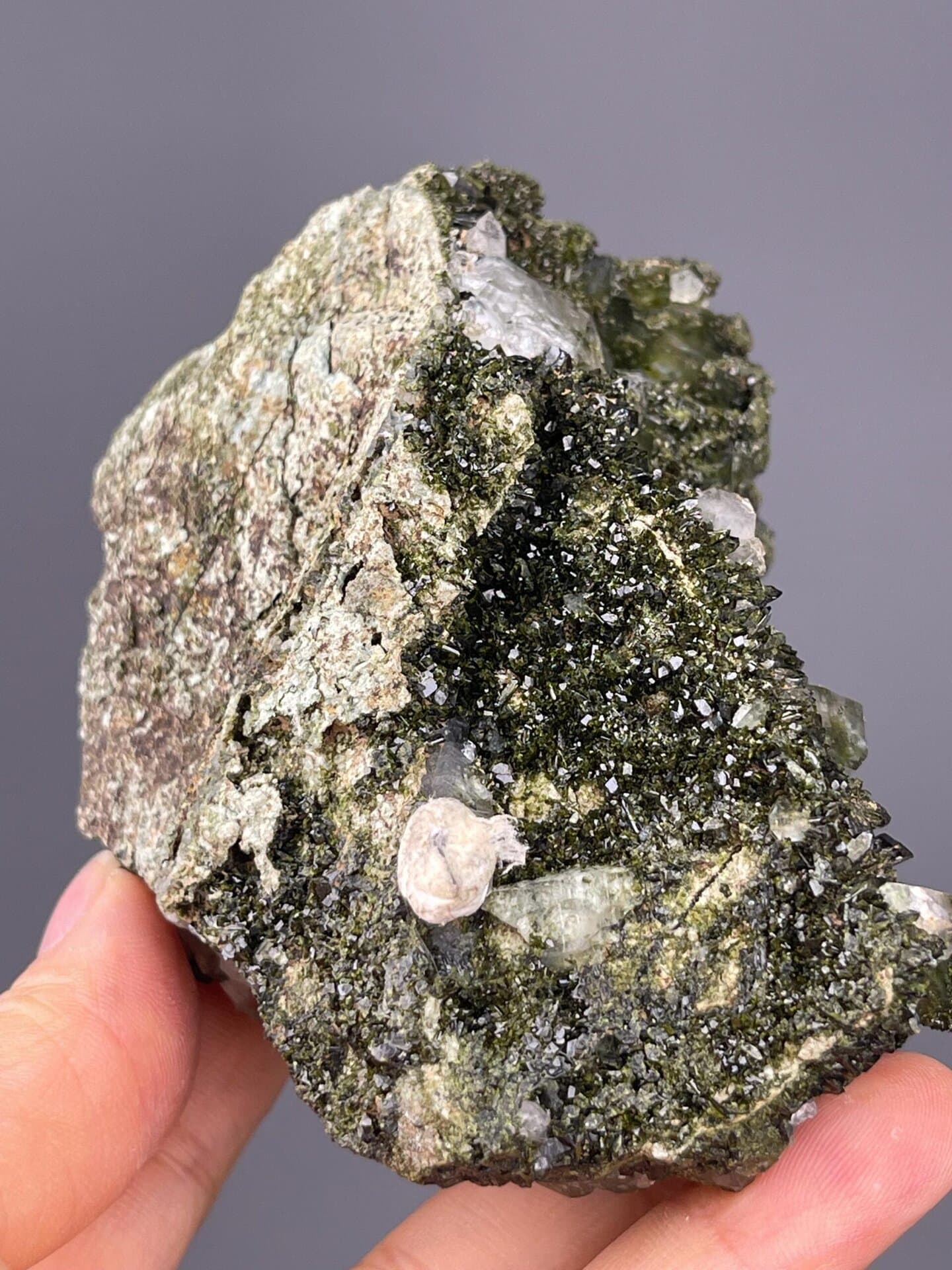 SiO₂ trigonal quartz with green chlorite mineral phantom inside