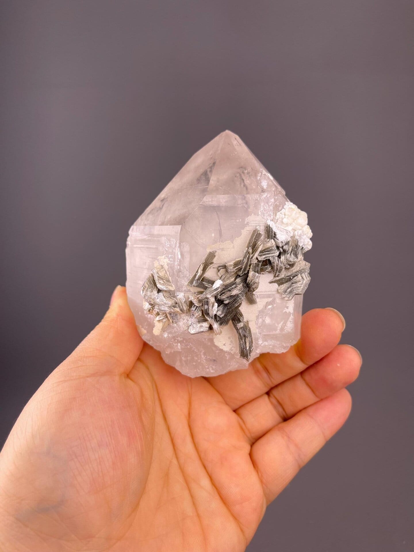 SiO₂ trigonal quartz with muscovite mica in rosette habit
