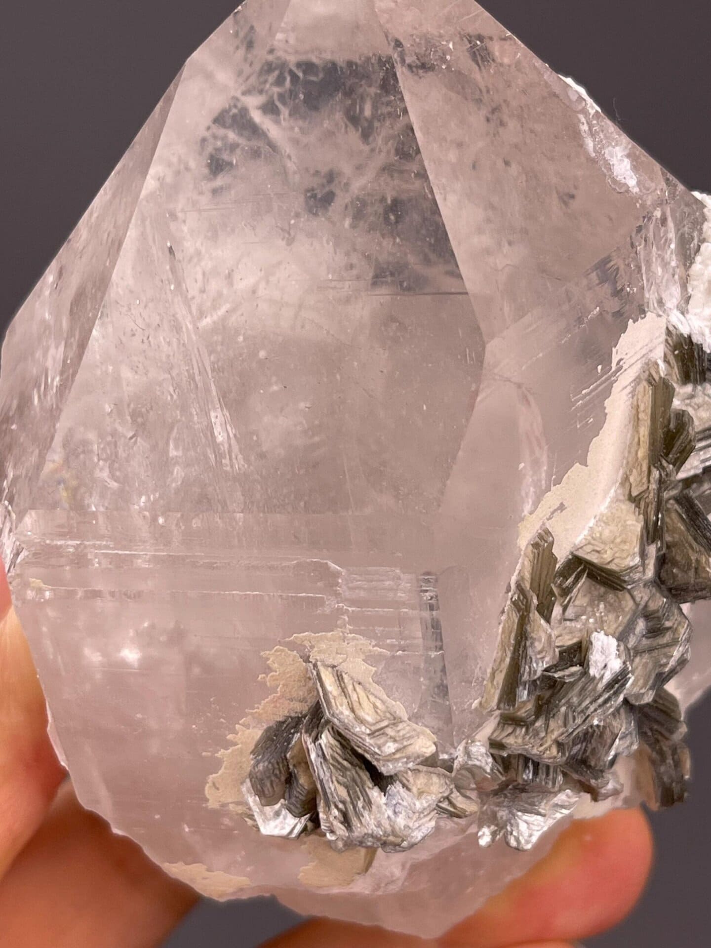 Quartz crystal associated with muscovite mica rosette clusters