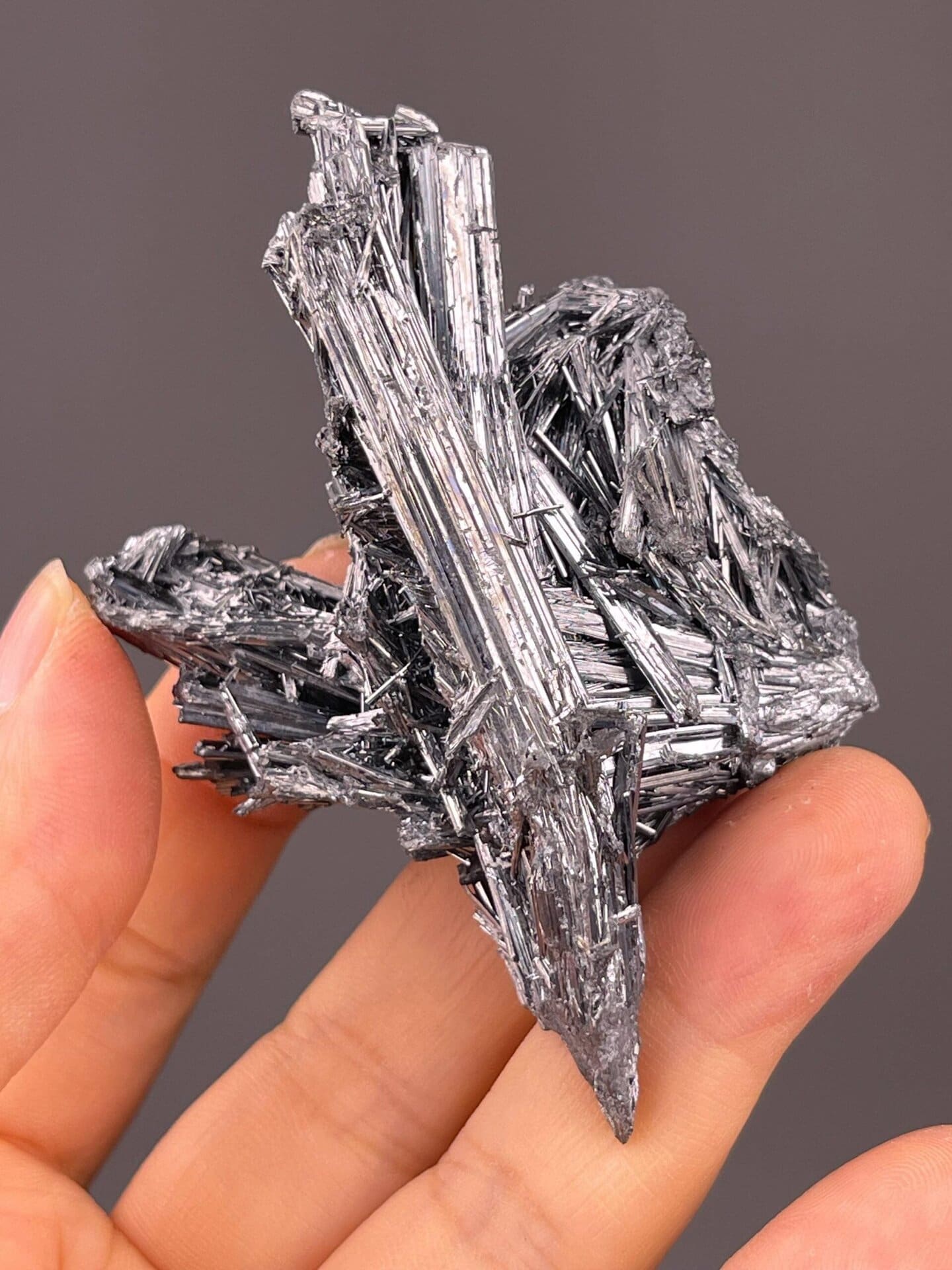 Detail of acicular stibnite crystal habit and reflectivity