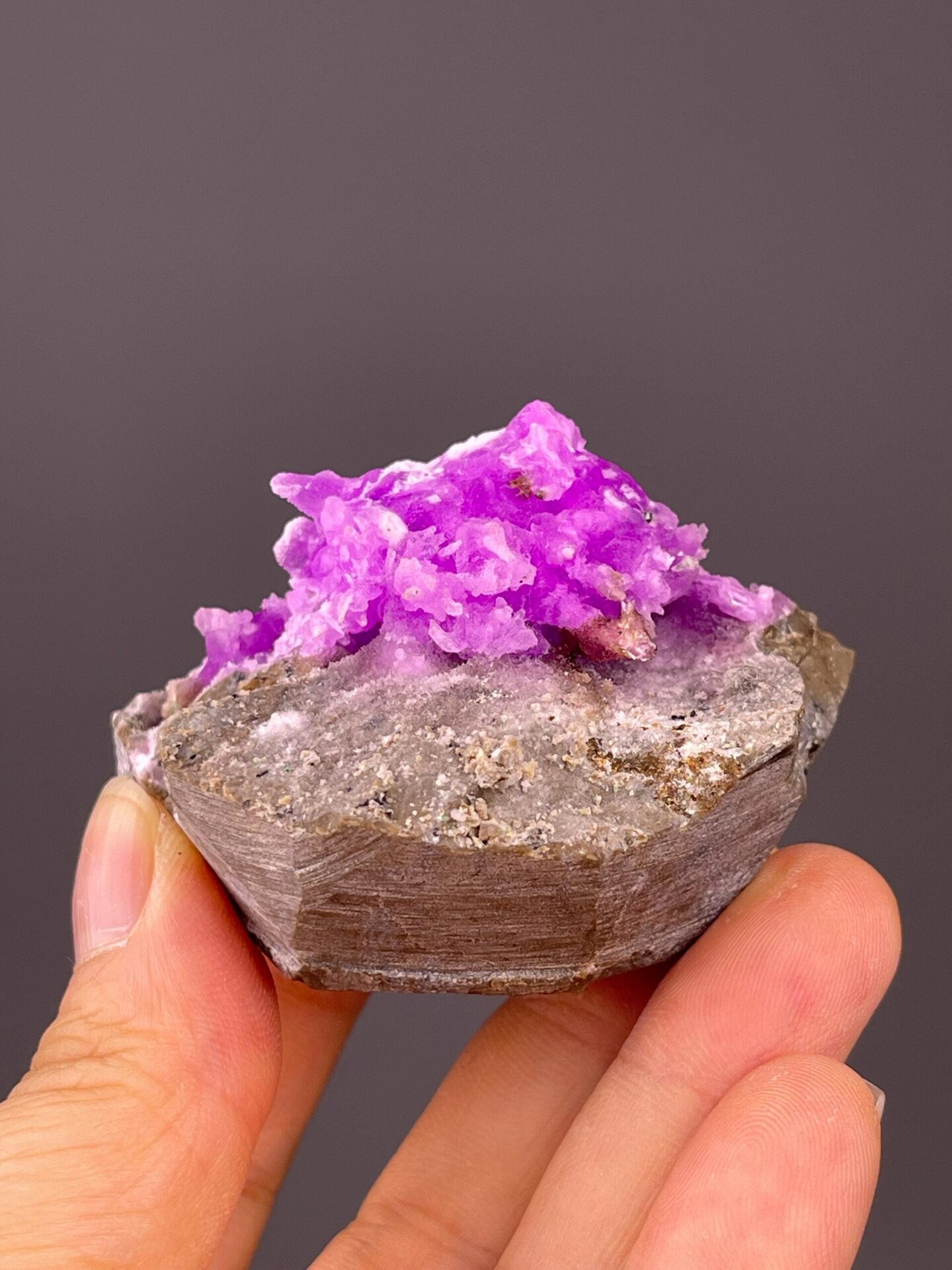 MnCO₃ rhodochrosite and Zn₄Si₂O₇(OH)₂·H₂O hemimorphite pair, Yunnan