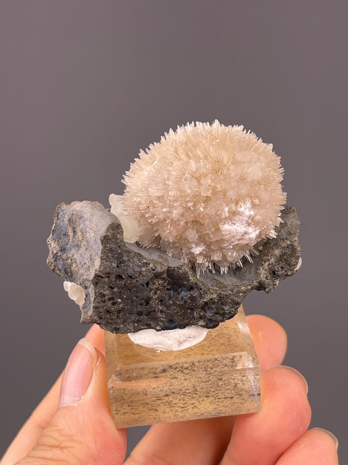 Zeolite stilbite NaCa₂Al₅Si₁₃O₃₆·14H₂O, monoclinic, India, 1.9 oz