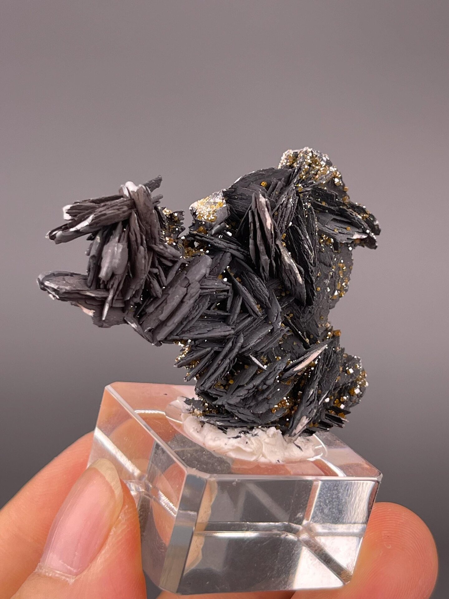 Top view of barite and vanadinite mineral association