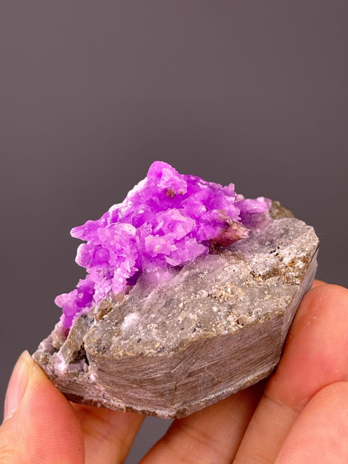 Angled view of rhodochrosite-hemimorphite display pair