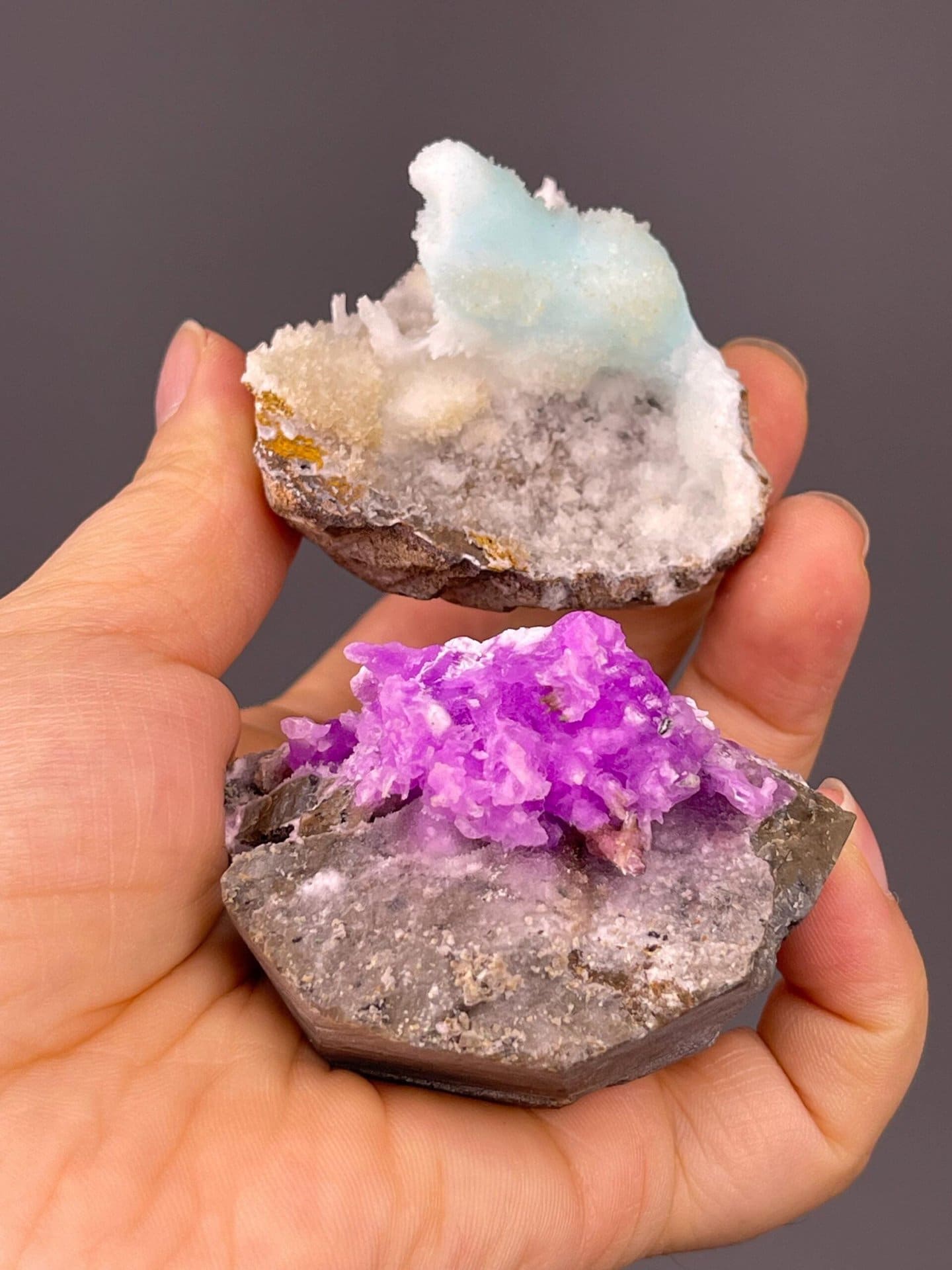 Front view of rhodochrosite and hemimorphite specimens