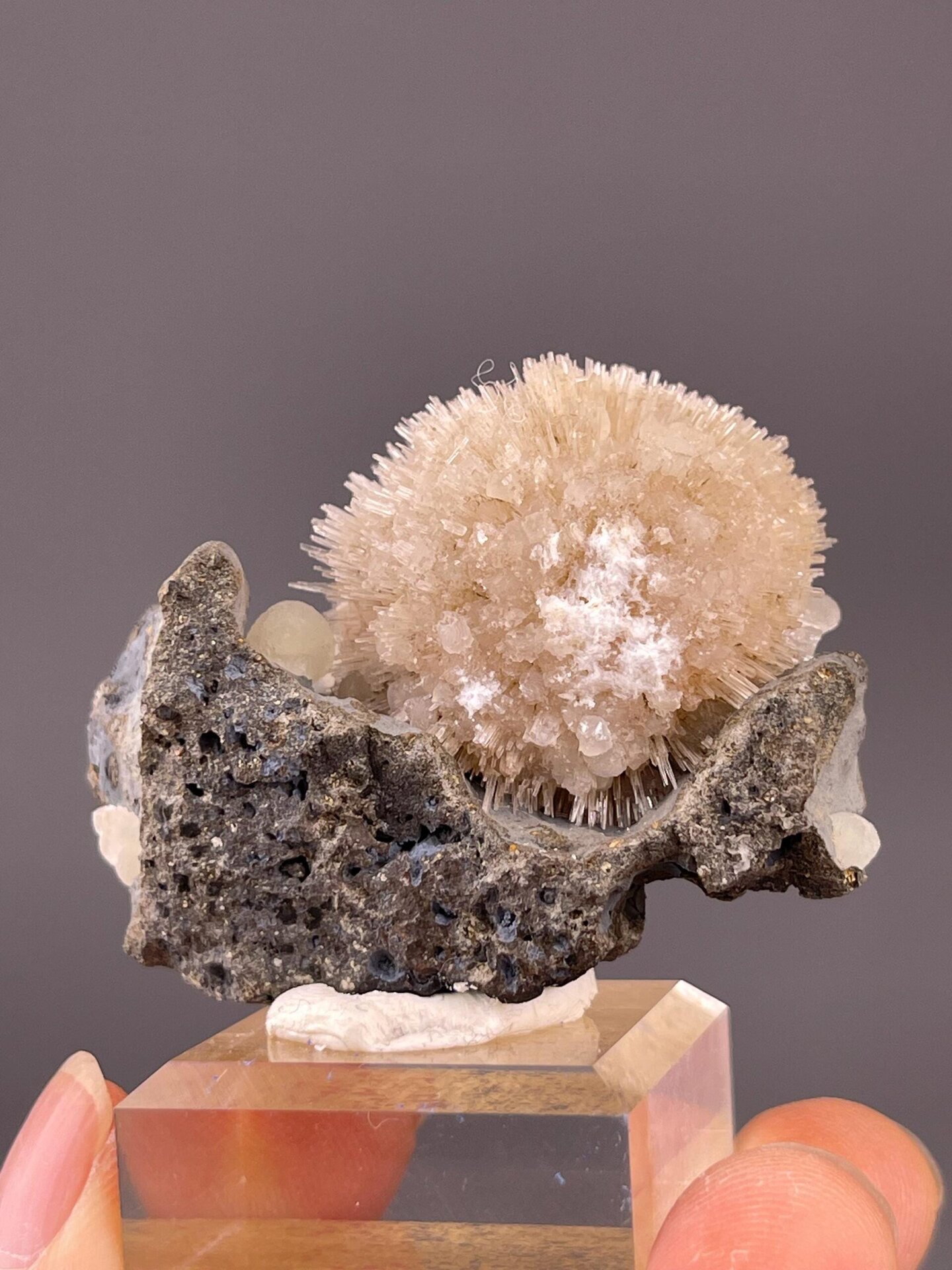 Side view of stilbite-basalt specimen, 2×1×1.5 in, India