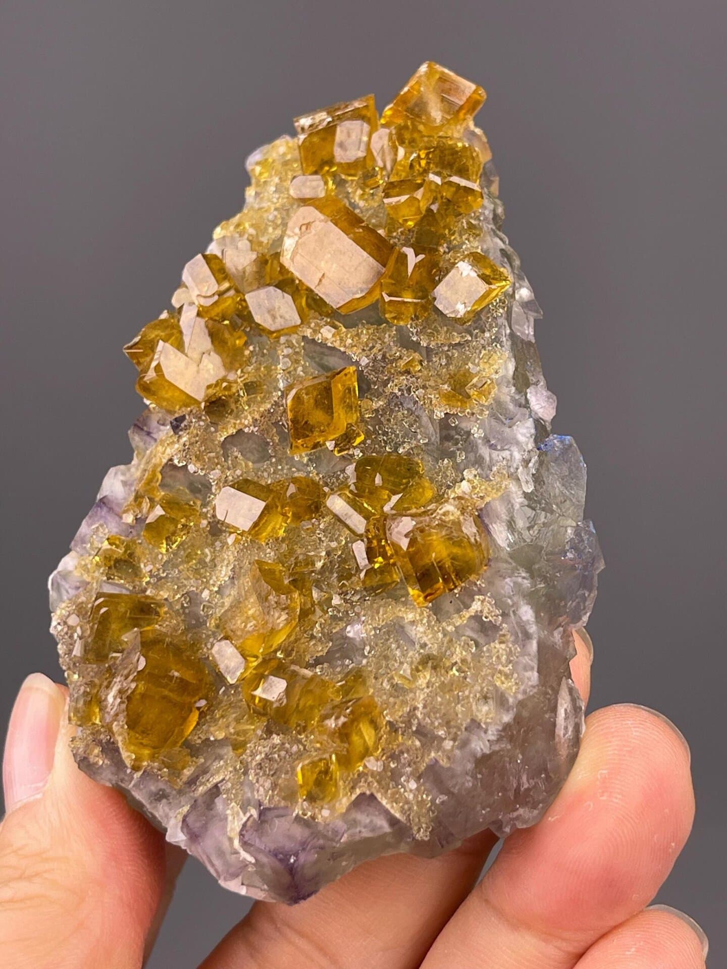 Top view of fluorite cluster arrangement on baryte