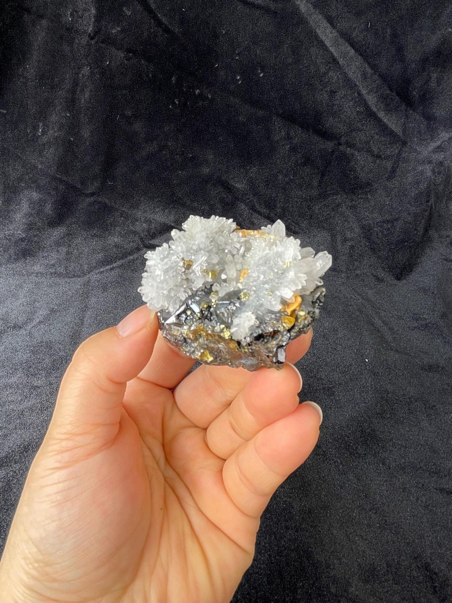 Close-up of flower-shaped sphalerite quartz arrangement