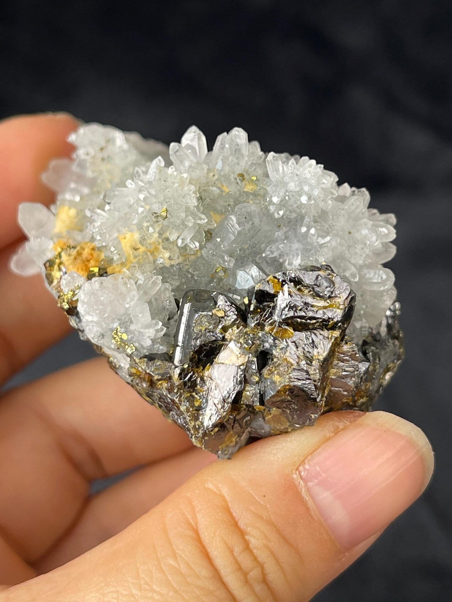Natural bloom-shaped mineral arrangement of sphalerite quartz