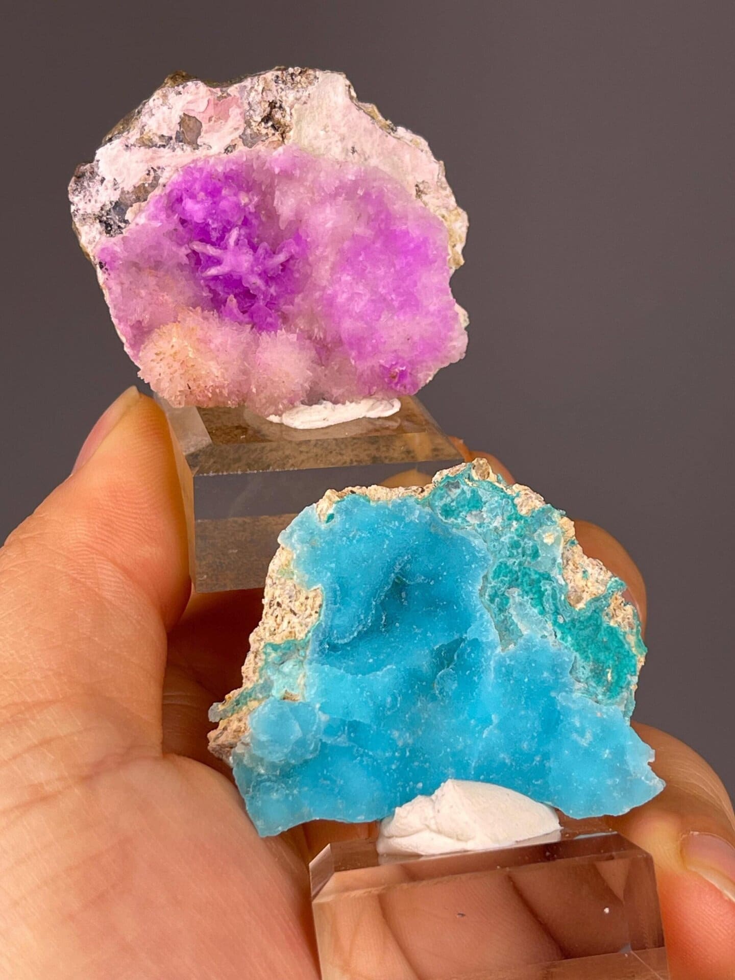 Pink cobaltoan calcite rhombohedra beside hemimorphite crystal