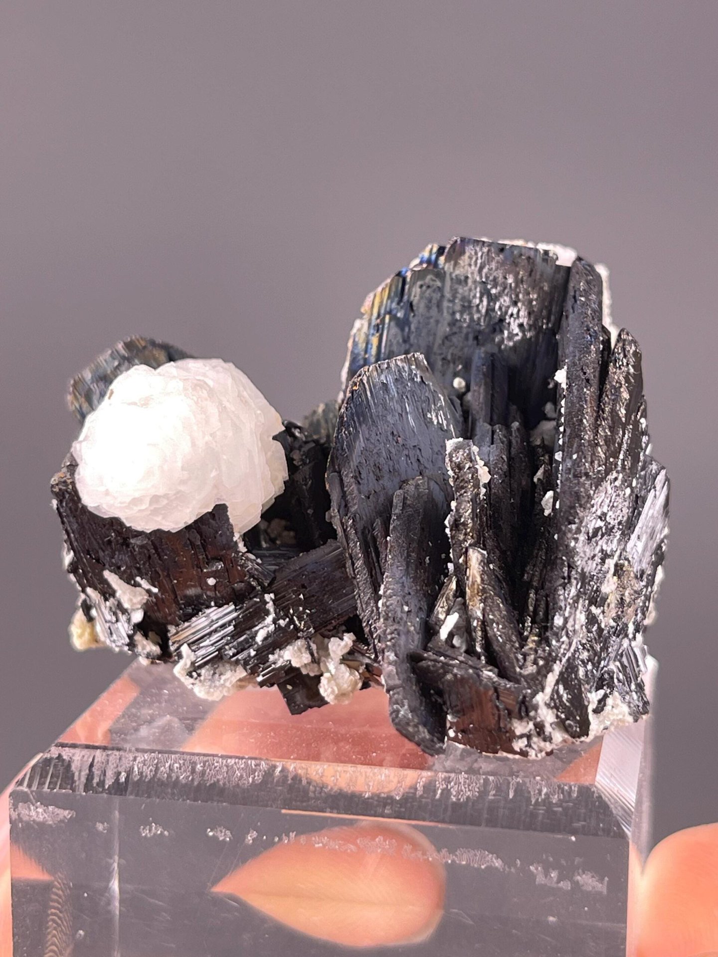Cassiterite and calcite cluster from Yaogangxian Mine