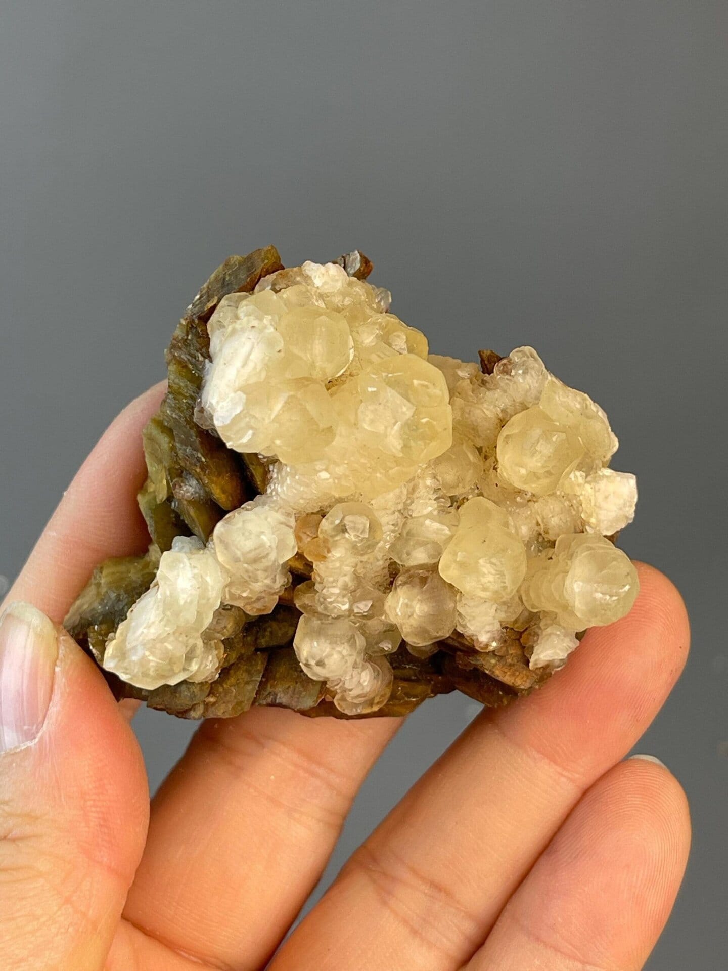 Top view of calcite droplet on yellow matrix, Hunan