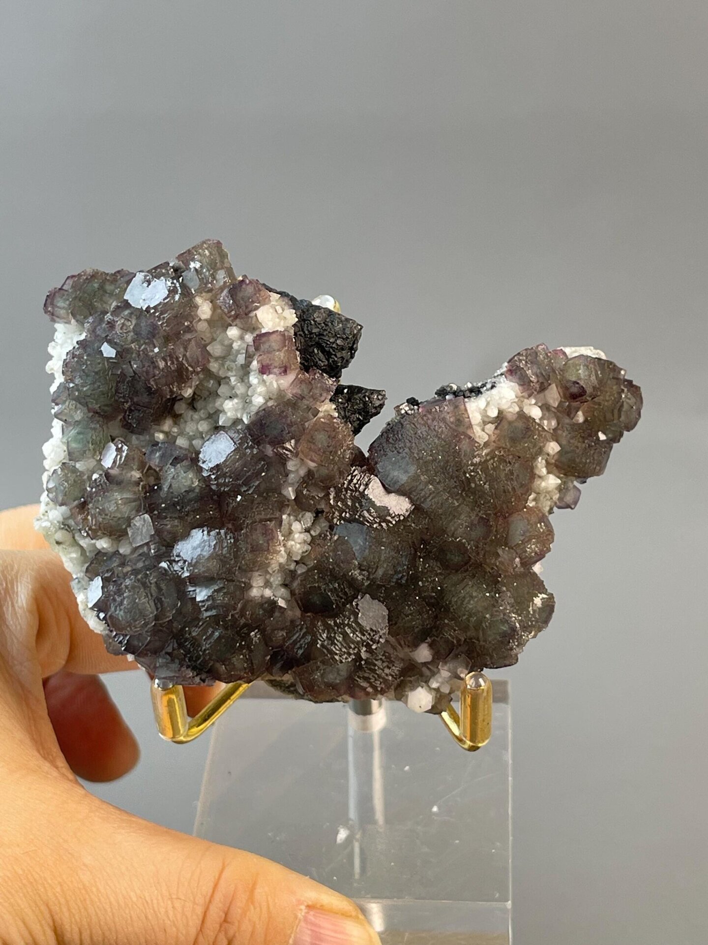 Twinned fluorite crystals with purple green phantom zones