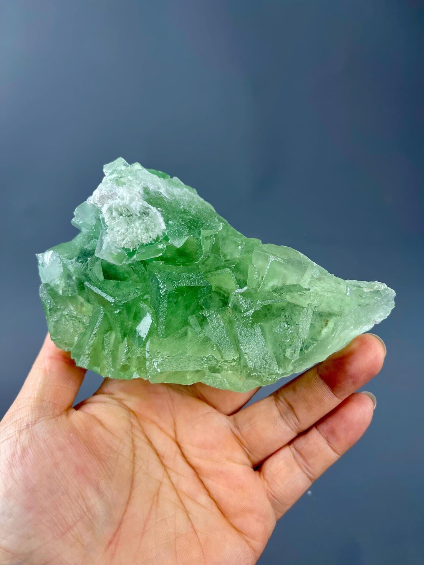 Side view of fluorite penetration twin showing crystal geometry