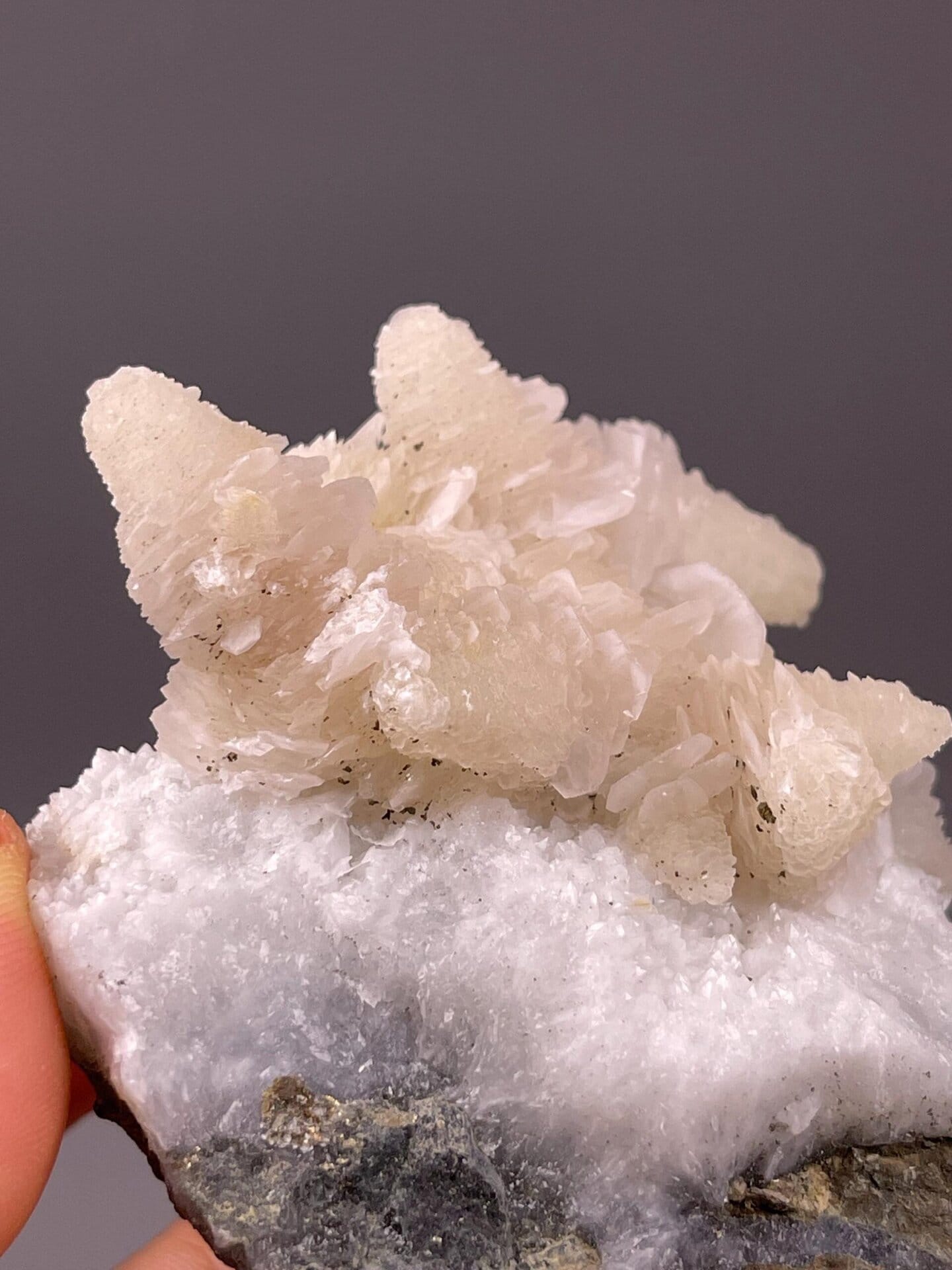 UV fluorescent calcite specimen, 5.11 oz, vitreous luster