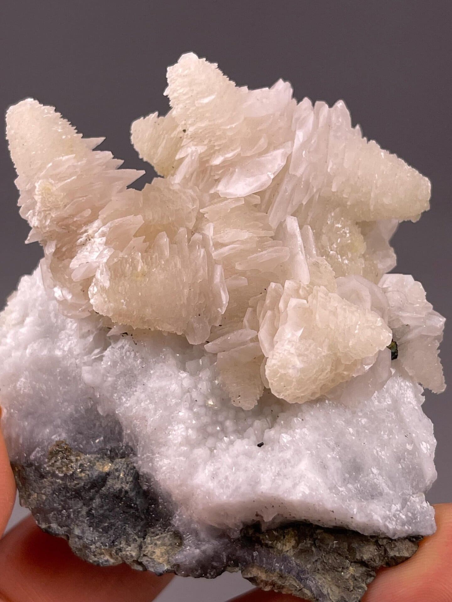 Calcite specimen with ultraviolet fluorescence from Fujian