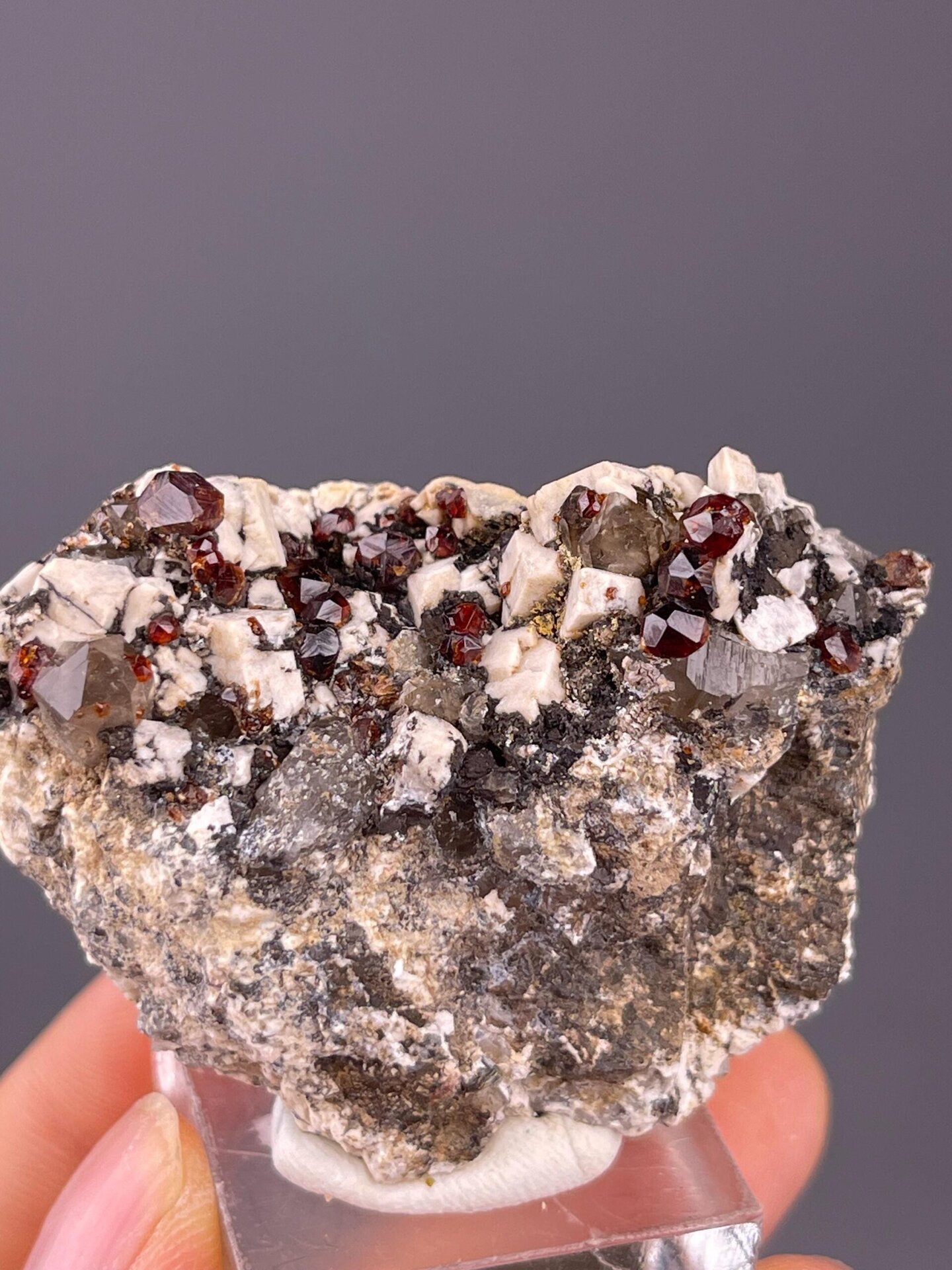 Garnet, feldspar, and quartz combination, 1.94 oz