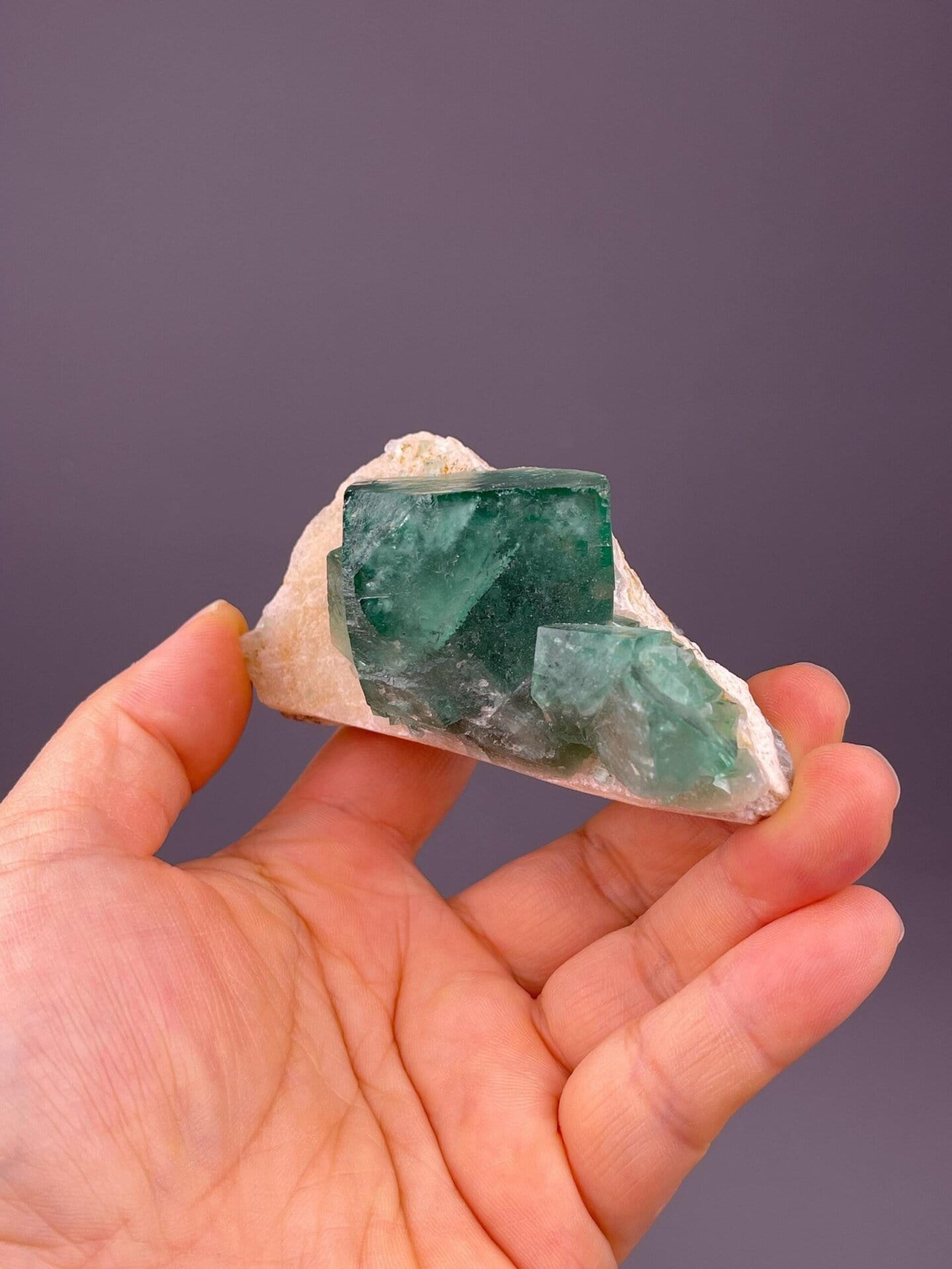 Green fluorite color shift under different light conditions