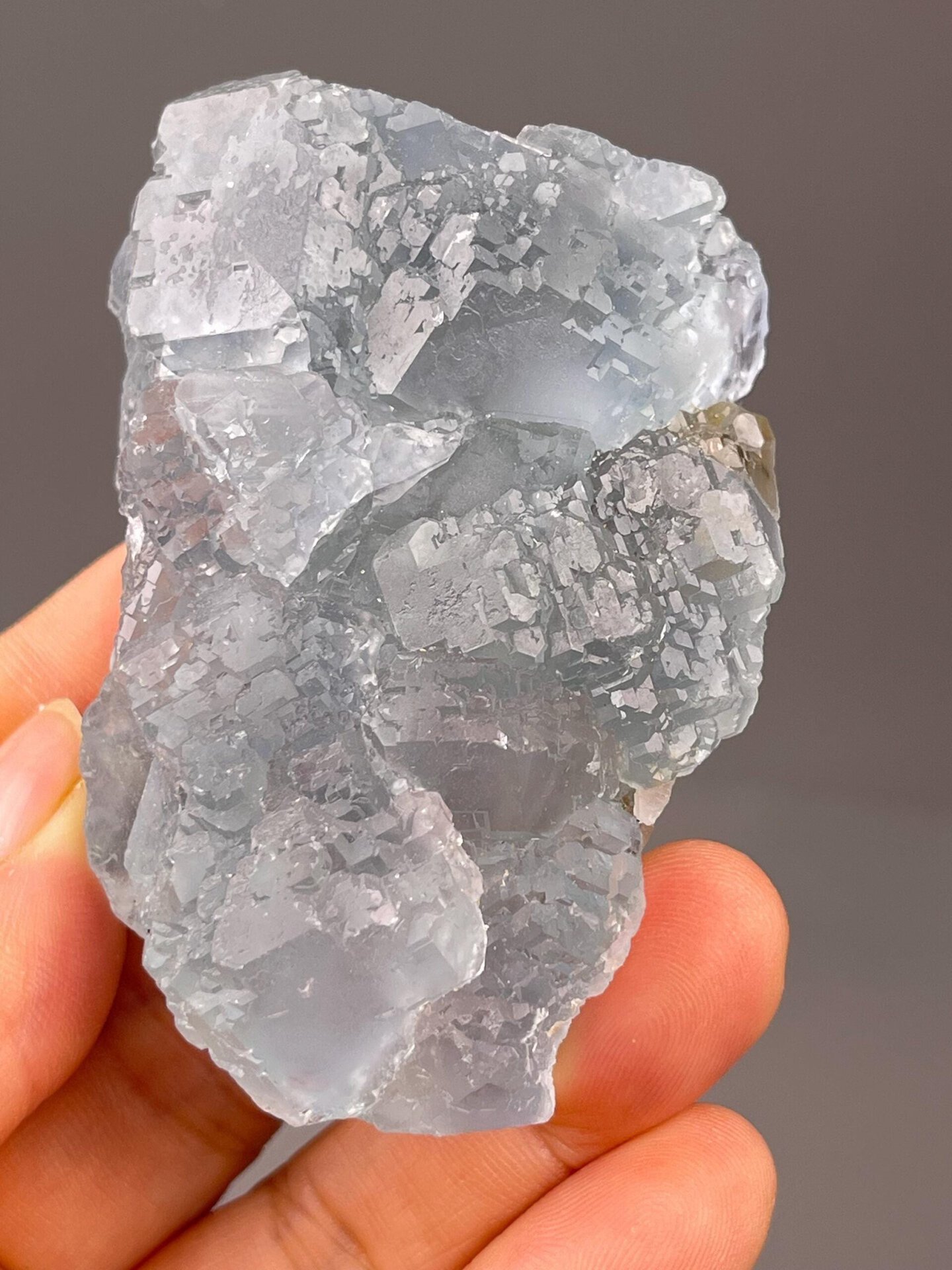 Hunan fluorite daylight reactive color shift