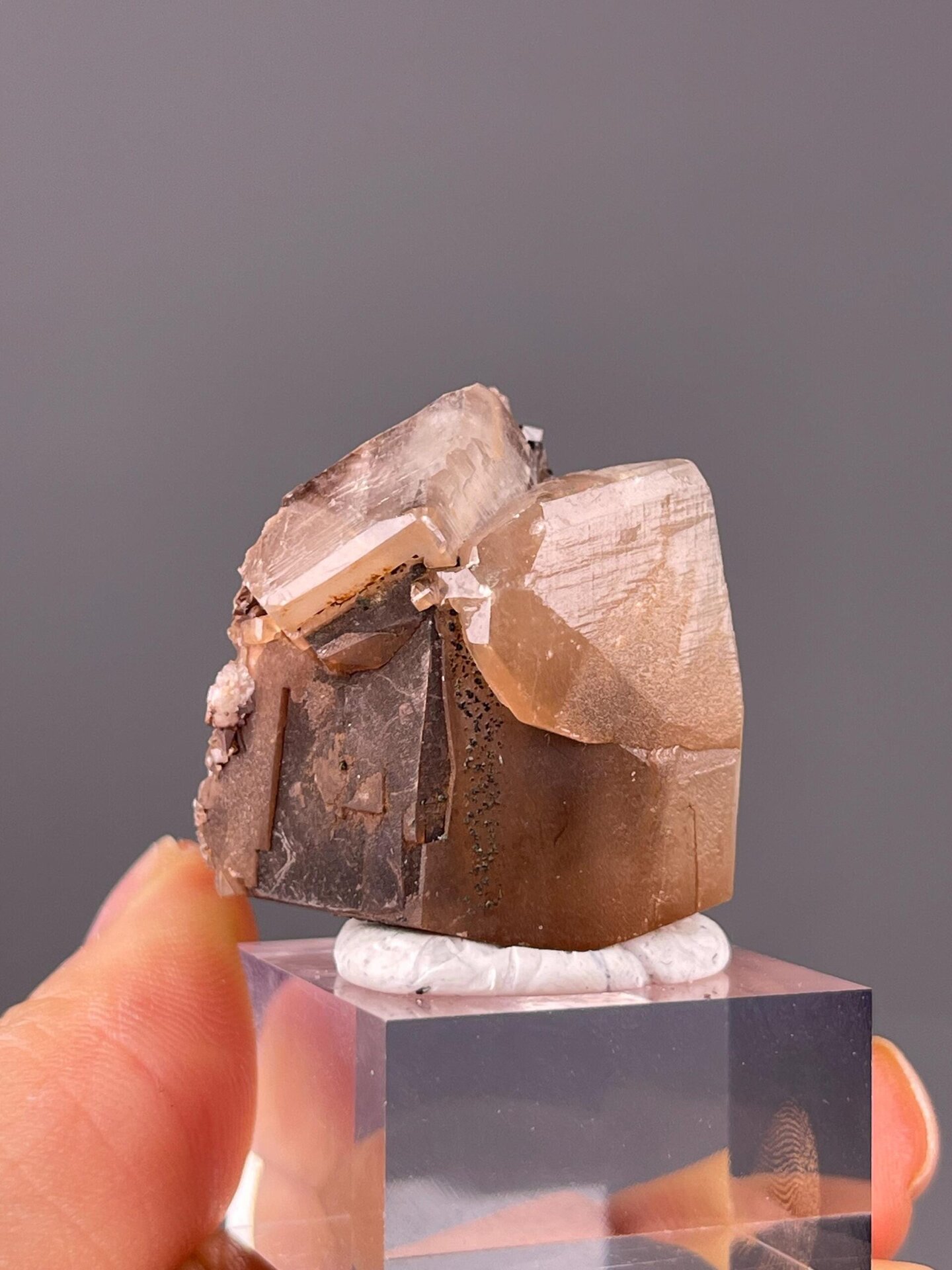 Gemmy luster on honey calcite druzy surface