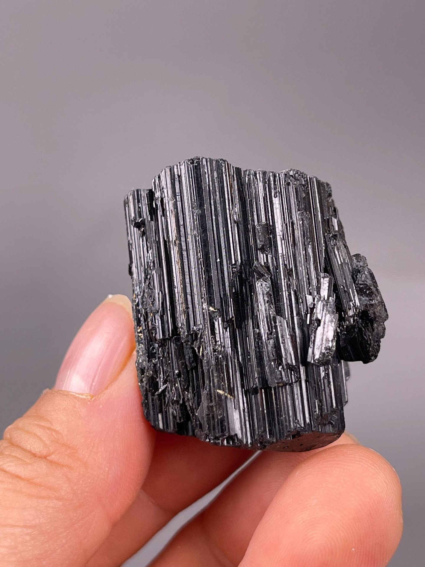 Resinous to vitreous luster on schorl tourmaline