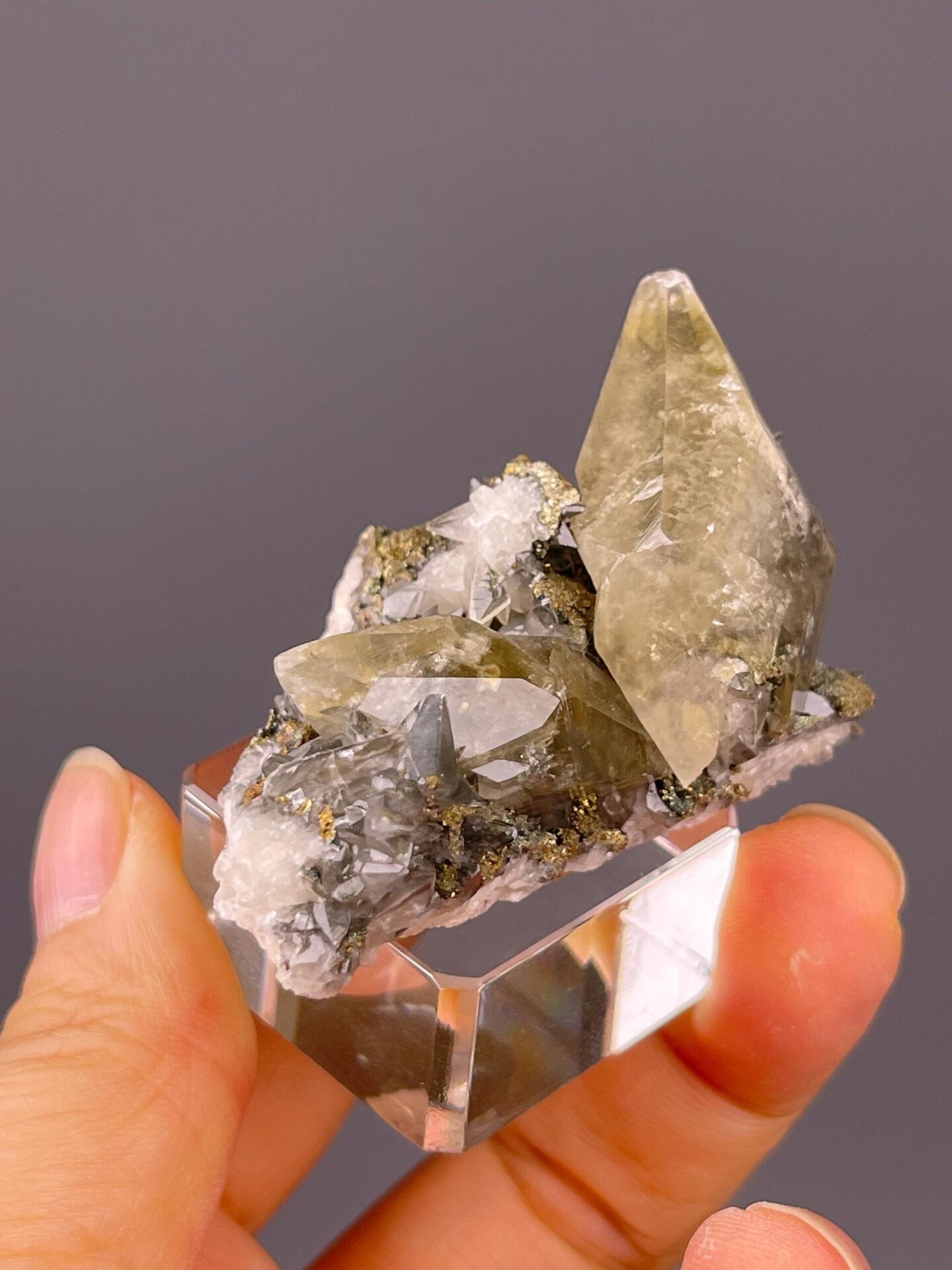Bicolor smoky and yellow hues in calcite crystal