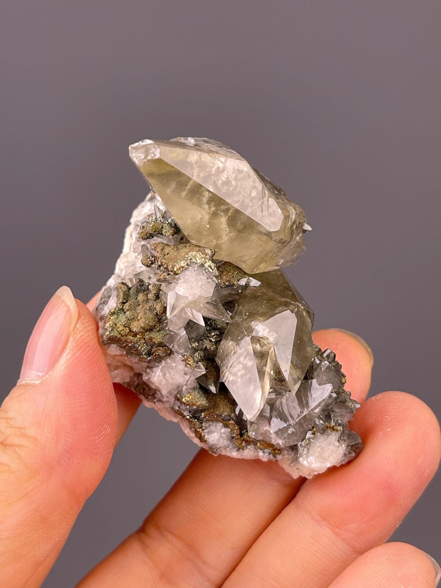 Scale reference of double-terminated calcite from Hubei