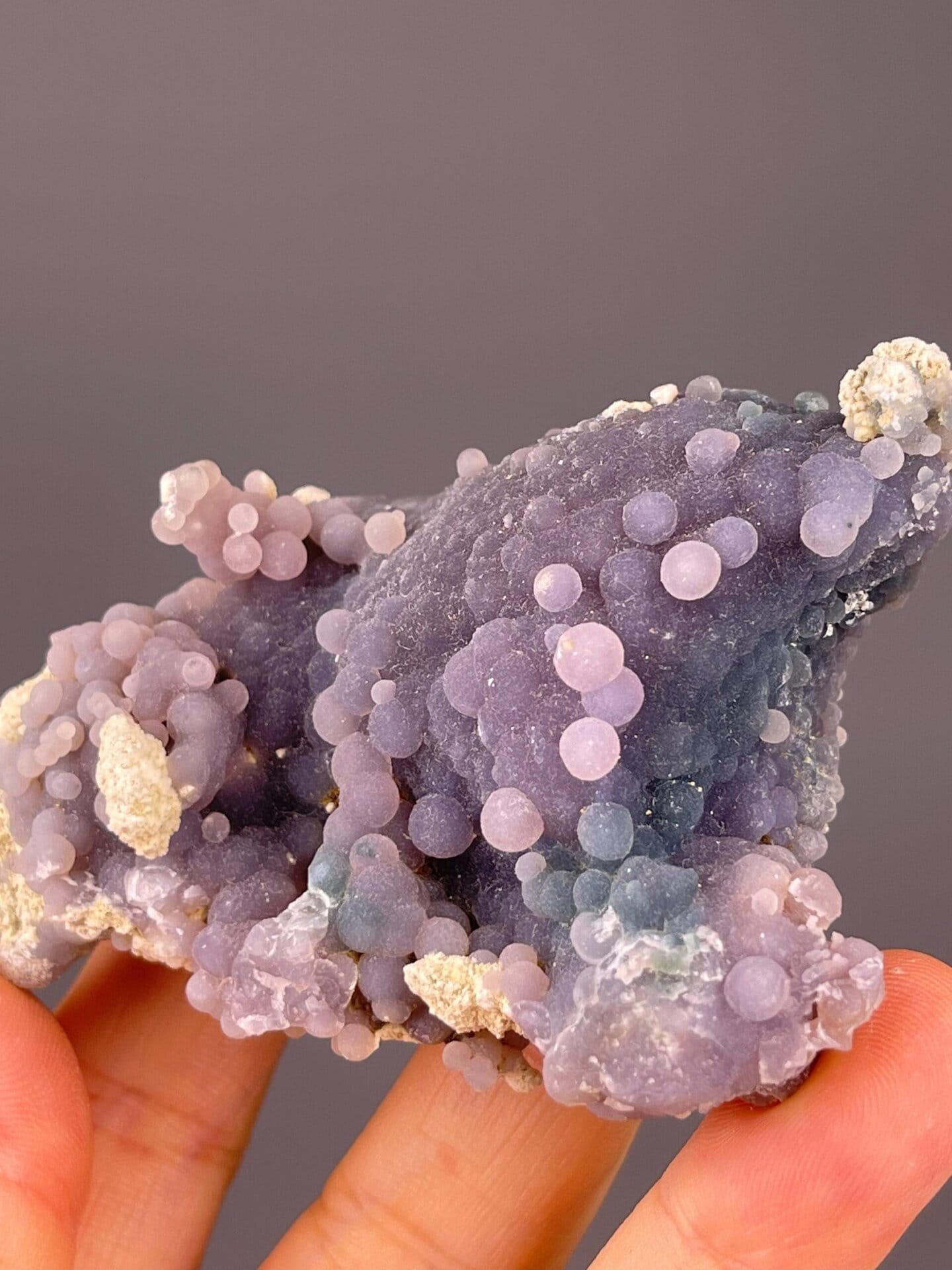 Violet to lavender color gradient of grape agate