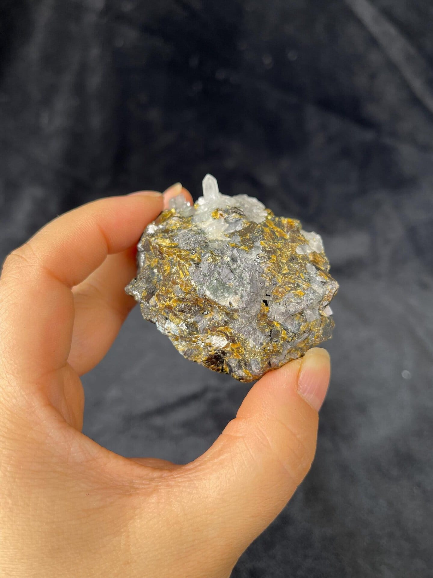 Sphalerite ZnS isometric with quartz SiO2 flower cluster