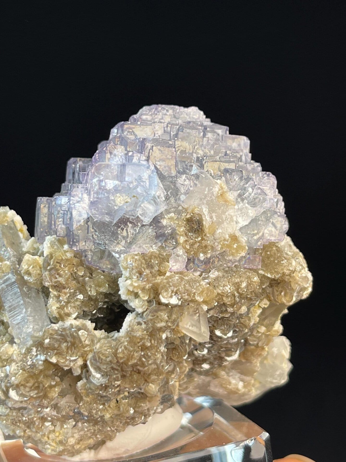 Dynamic staircase-stepped fluorite formation from Hunan