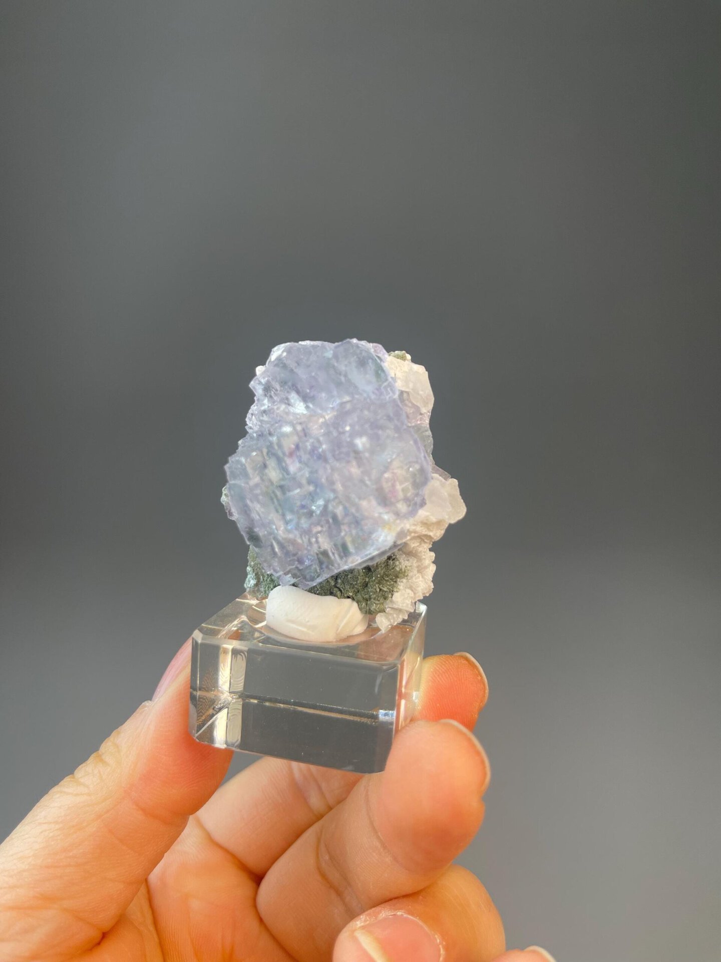 Fluorite CaF2 isometric with blue purple phantoms, YGX