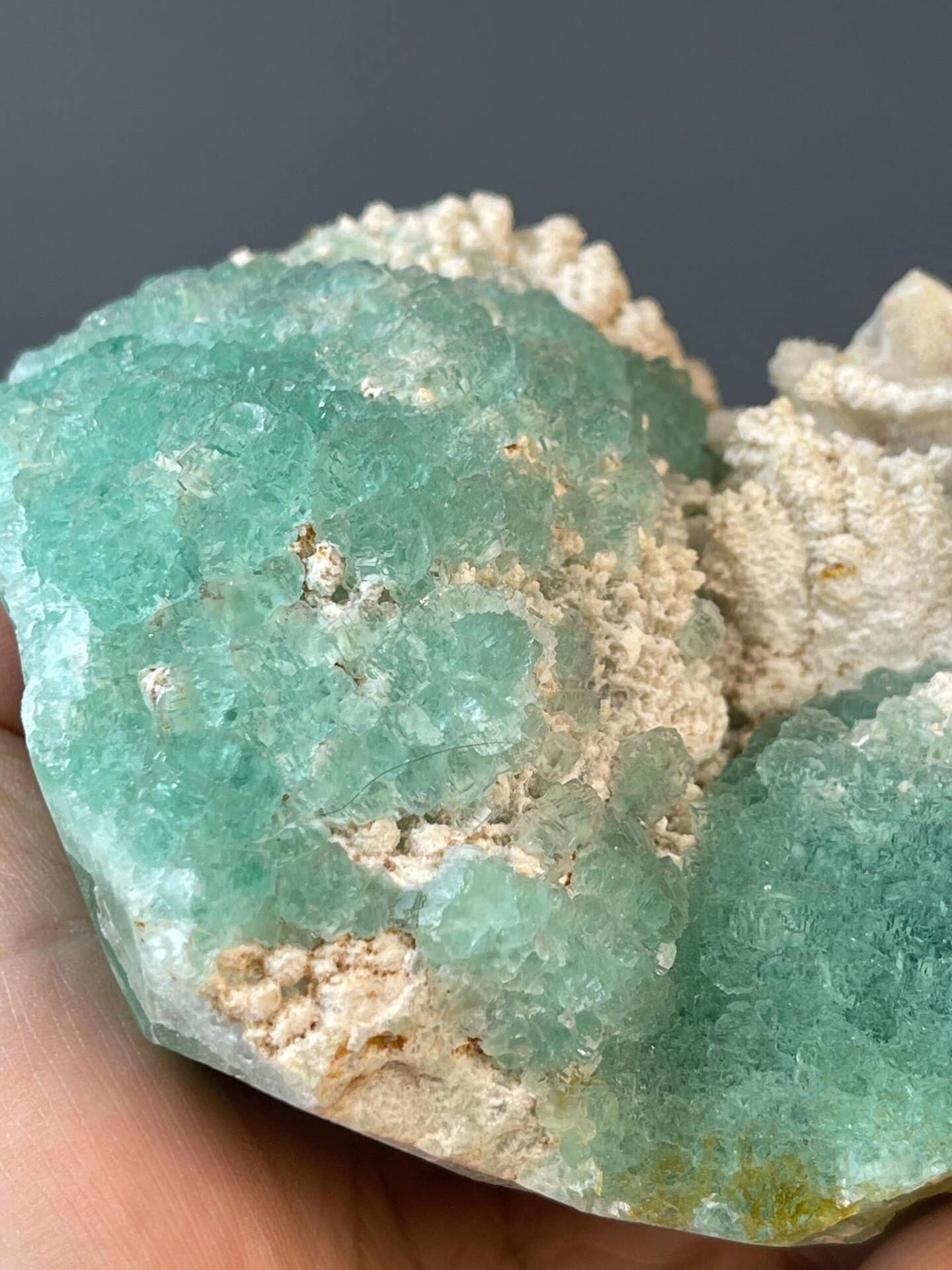 Dense ball-form fluorite CaF2 clusters from Hunan mine