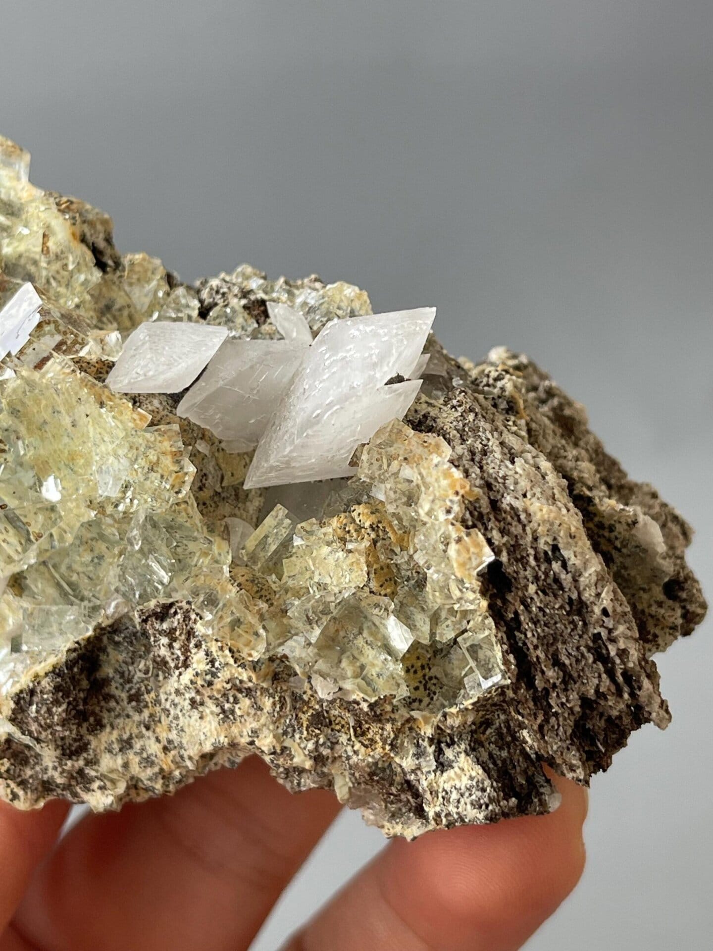 Side view of leopard-pattern fluorite, Xianghualing, Hunan