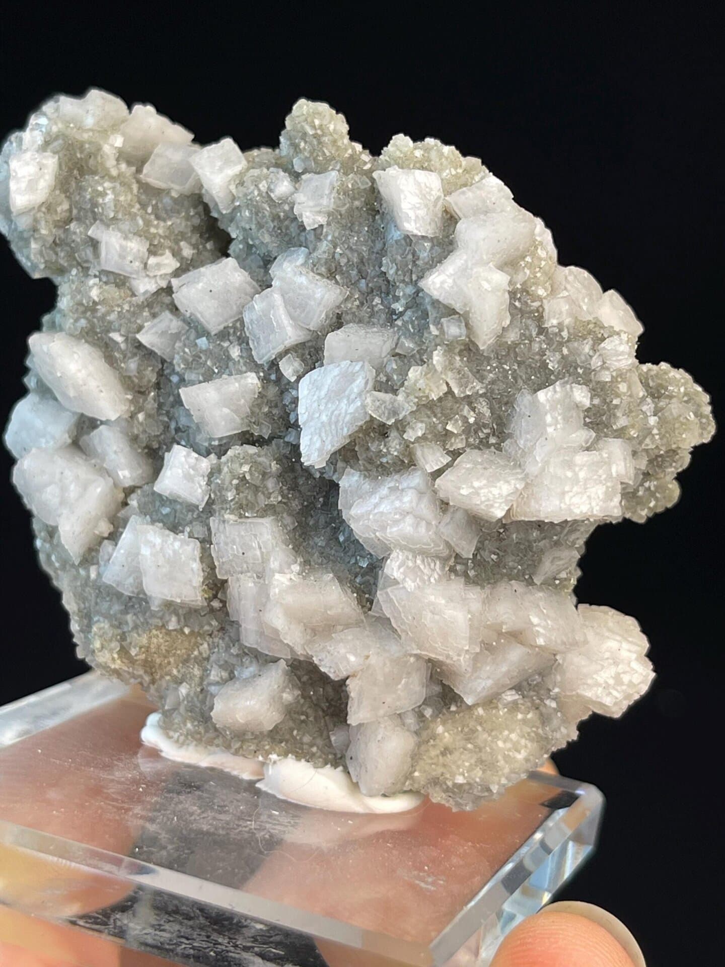 Side view of phantom fluorite on green base, Yaogangxian