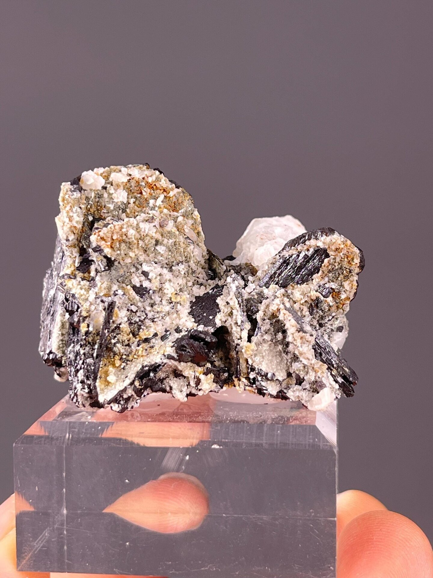 UV fluorescent white calcite with cassiterite, Yaogangxian