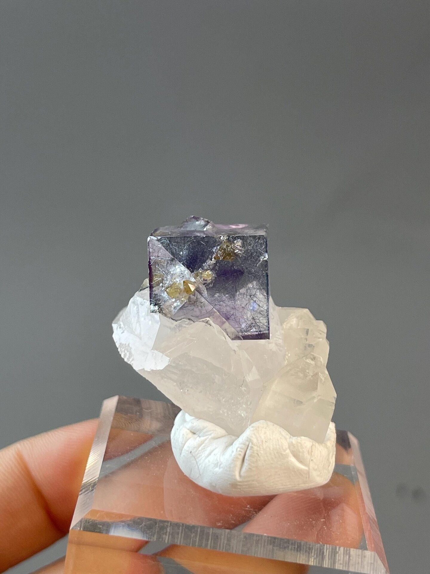Side view of phantom fluorite twin, Yaogangxian Mine