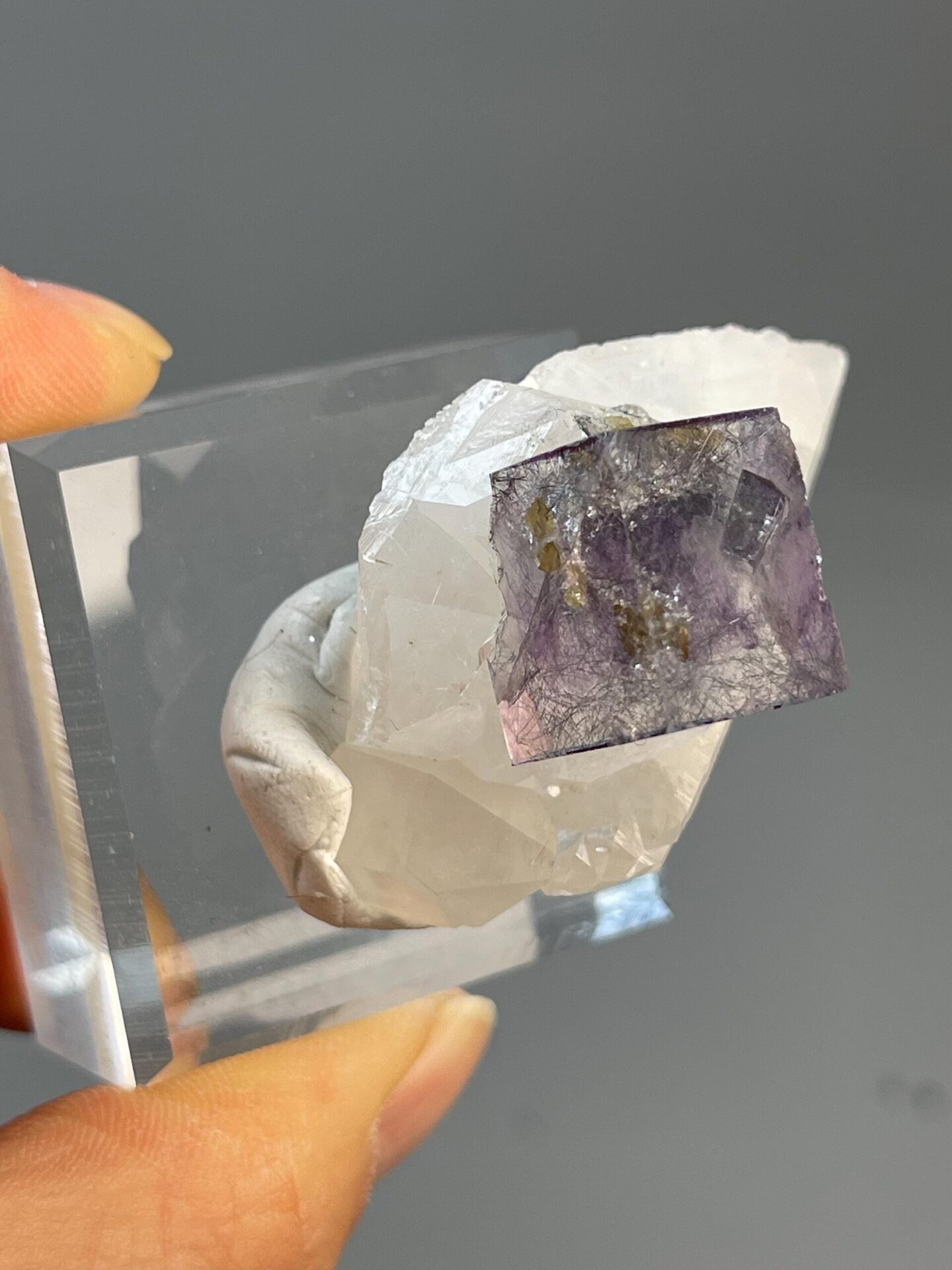 Light through twinned fluorite showing phantom structure