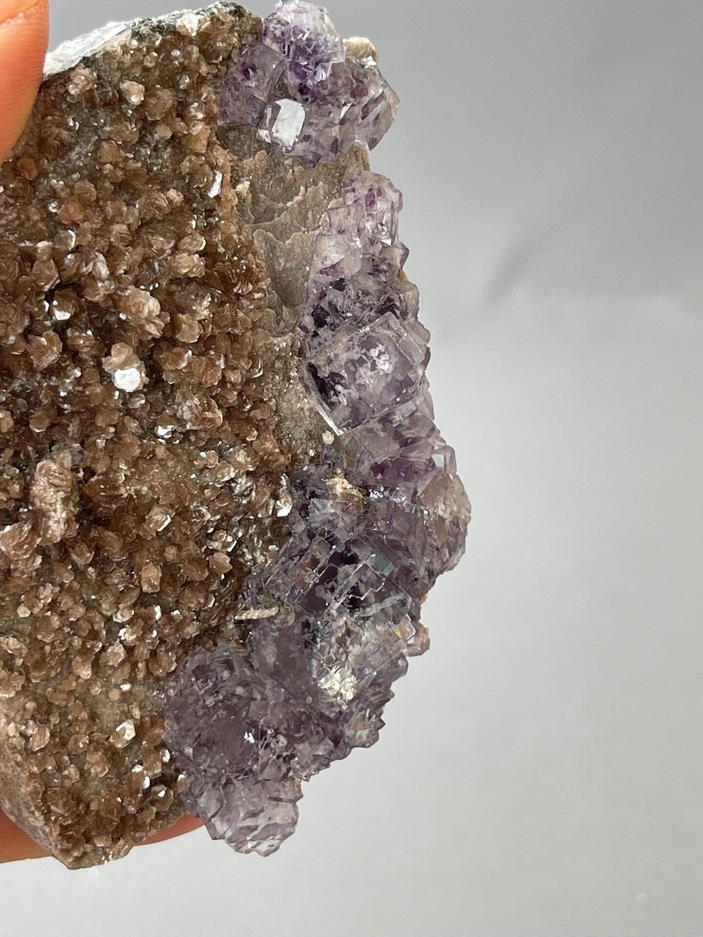 Layered purple phantoms in fluorite from Hunan province
